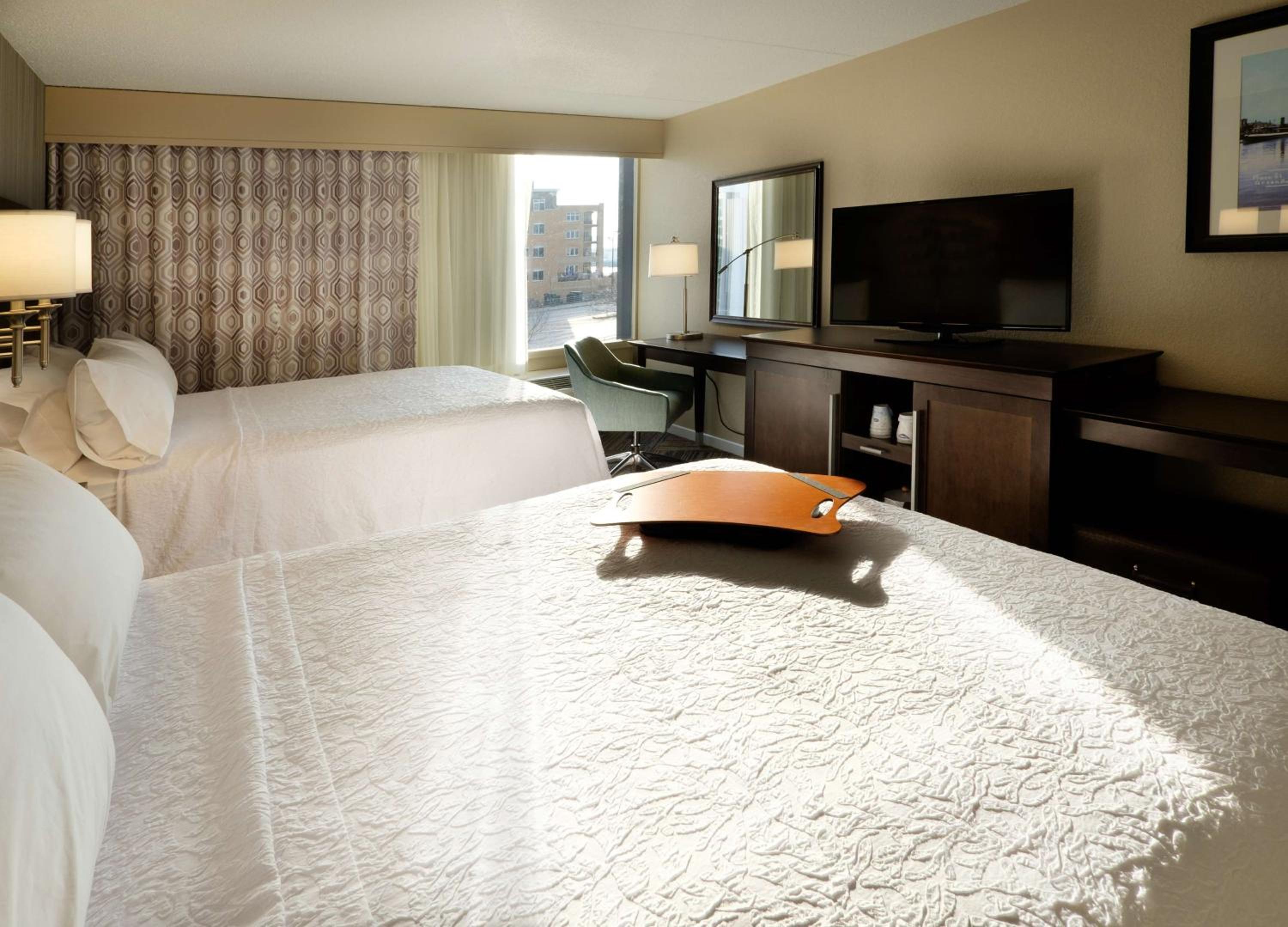 Queen Room with Two Queen Beds - Hearing Access/Non-Smoking - Photo 5