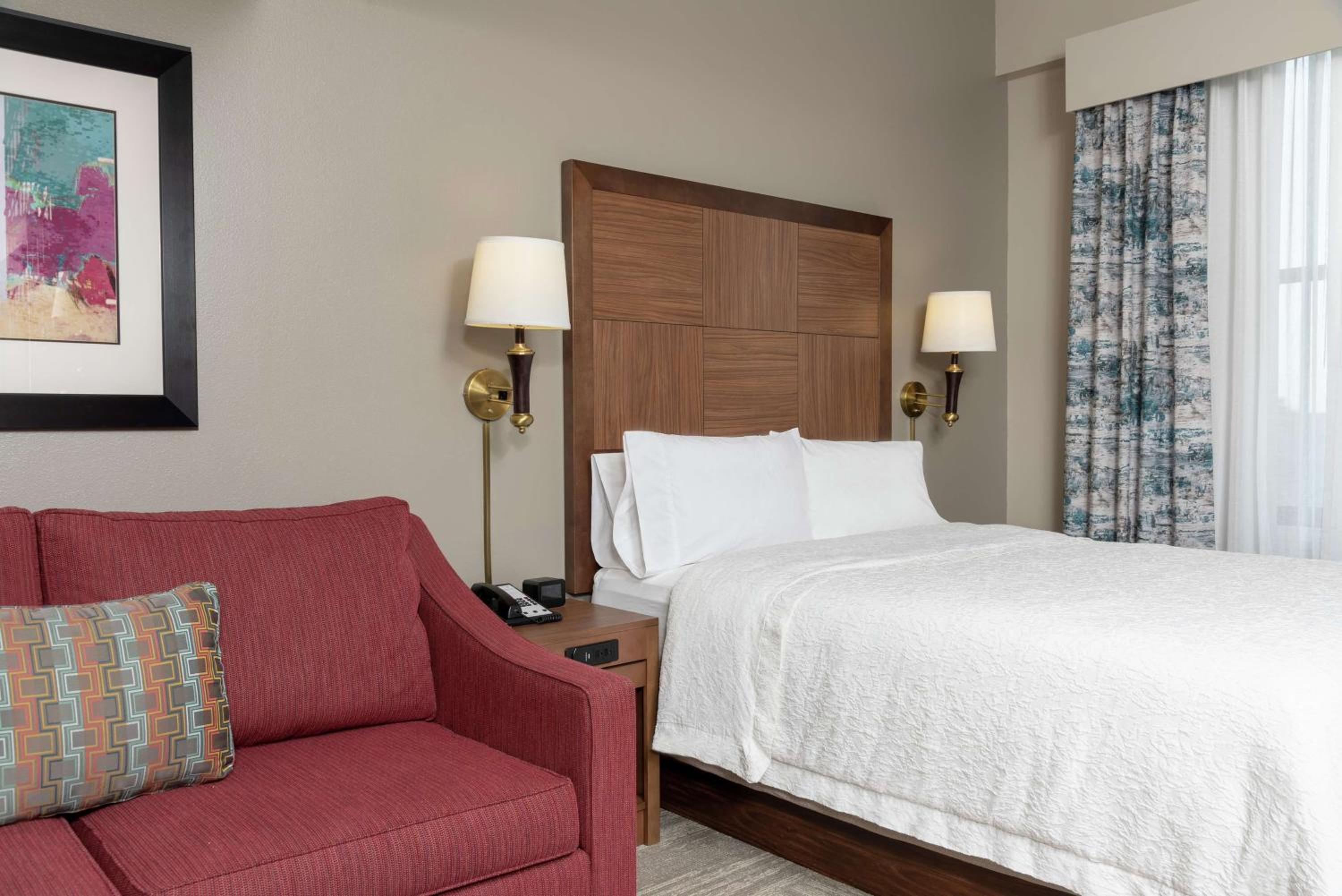 Queen Room with Sofa Bed - Non-Smoking photo 1