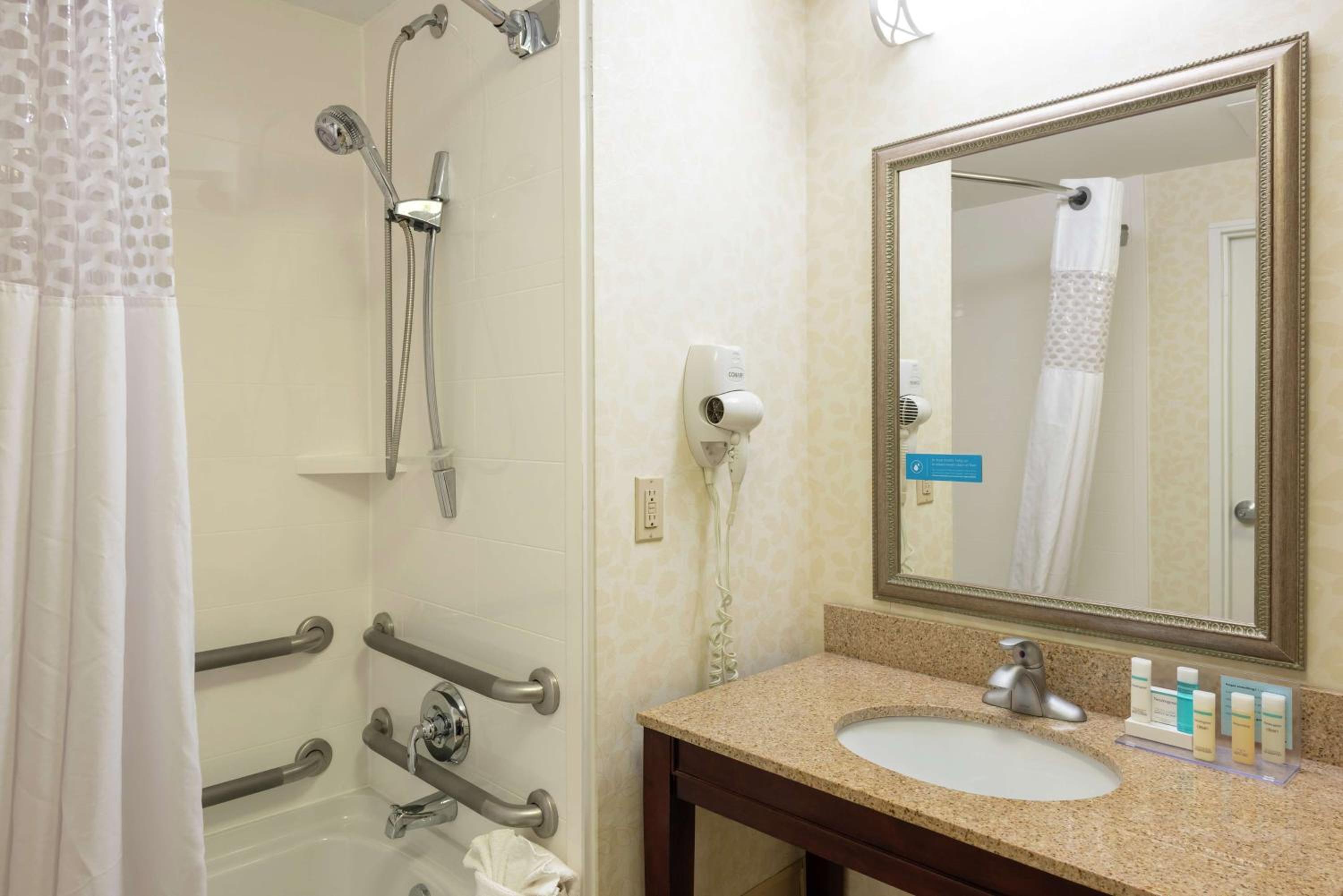 Queen Room with Mobility Access/Non-Smoking photo 2