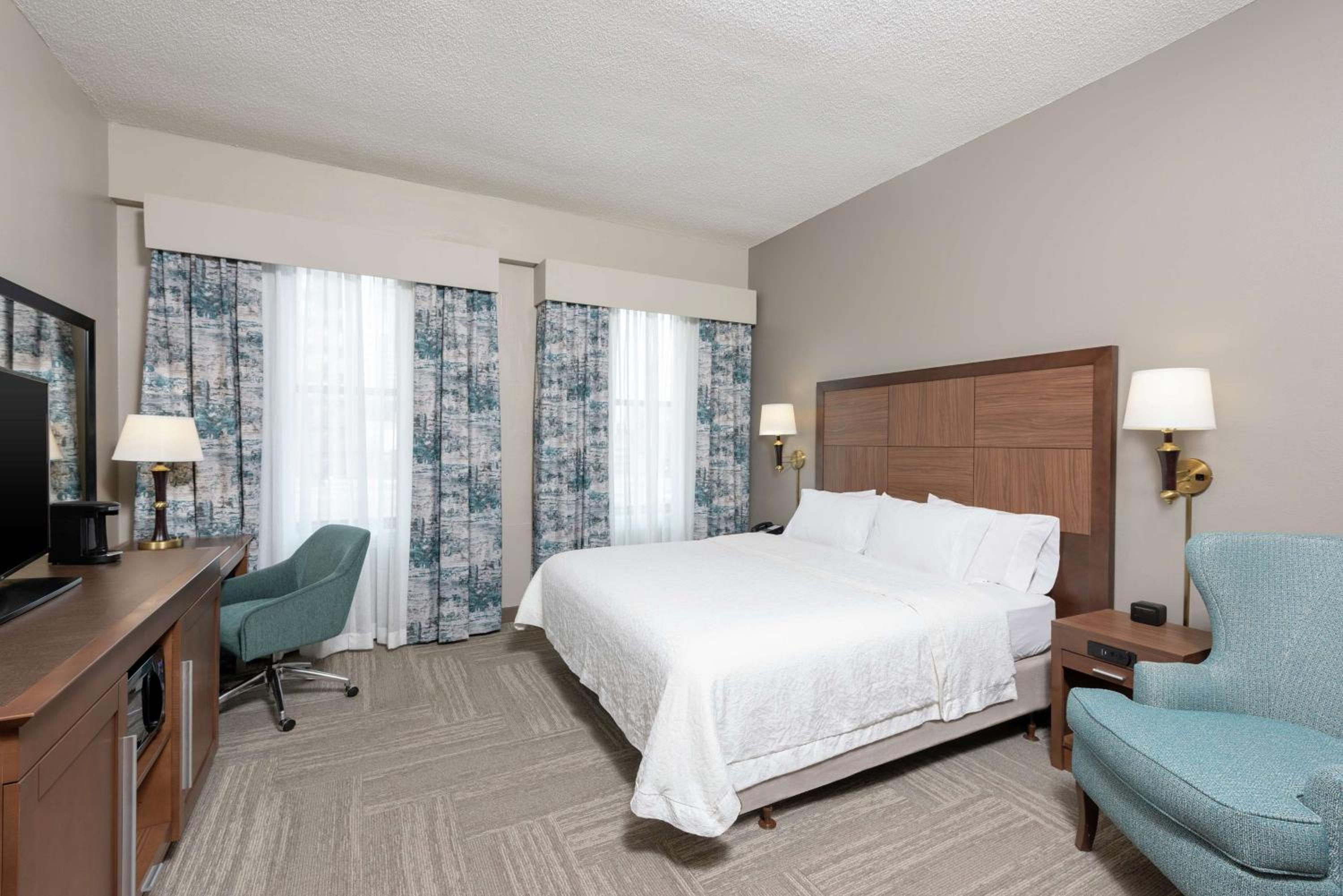 Queen Room with Mobility Access/Non-Smoking photo 3