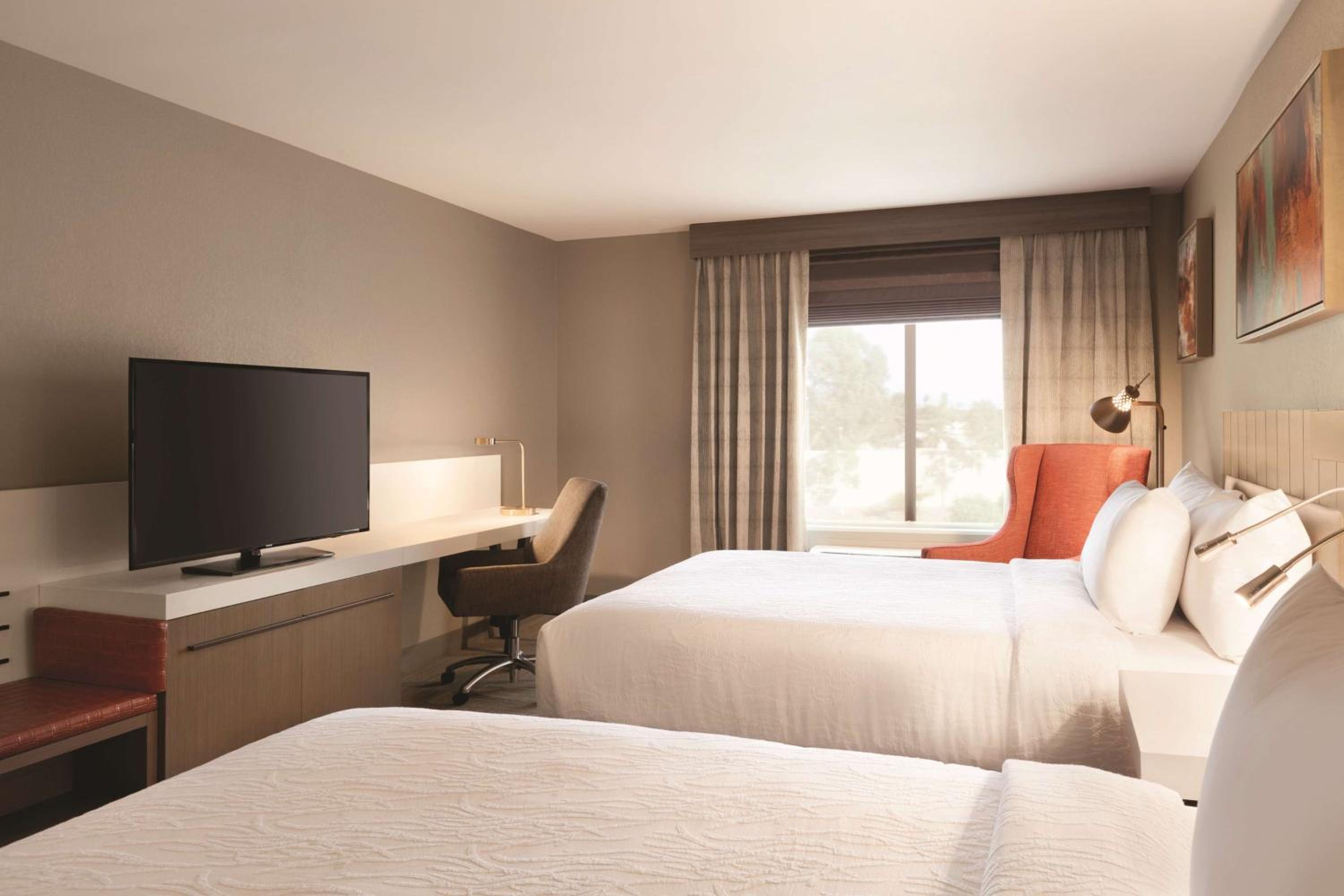 Queen Room with Two Queen Beds - Photo 4