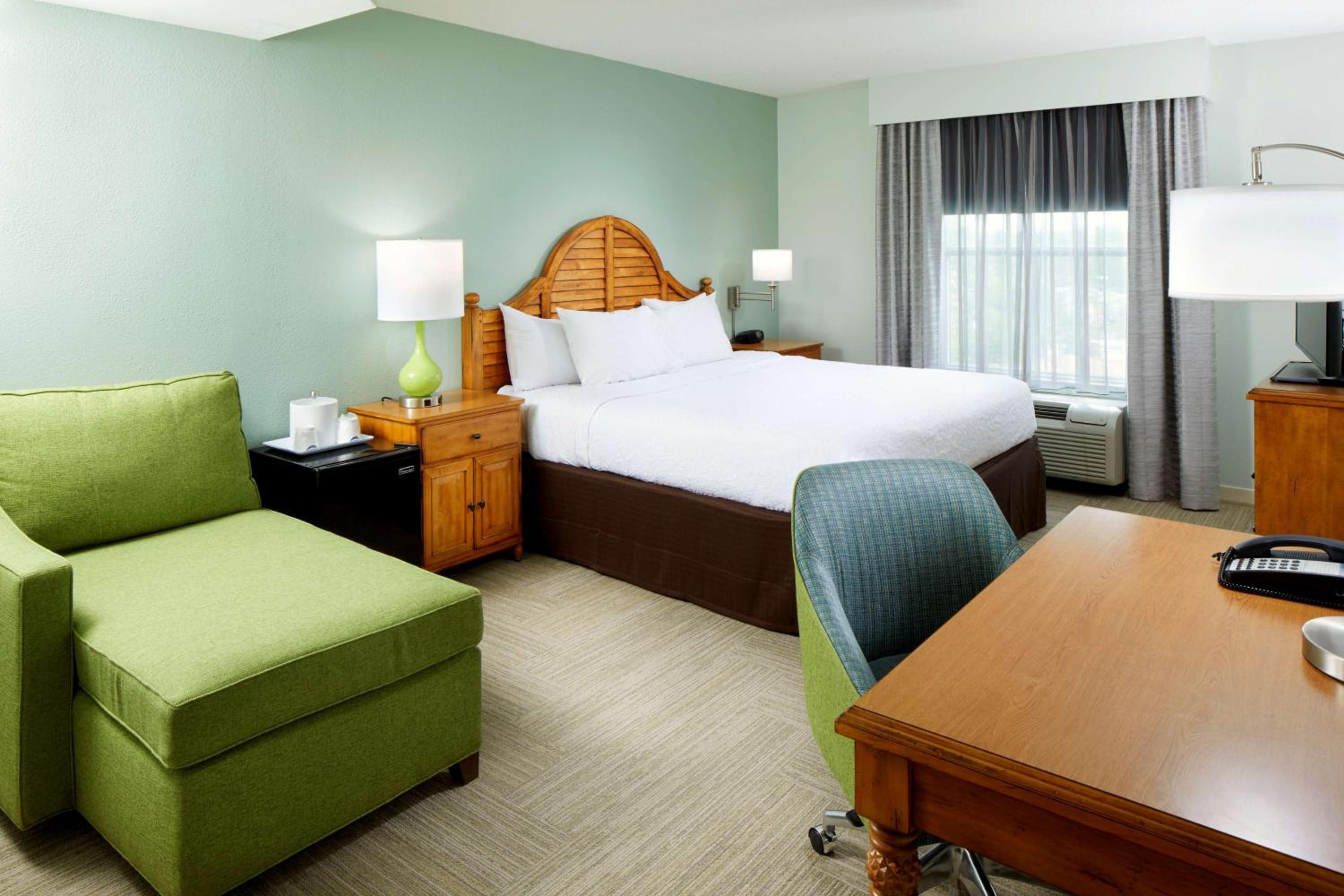 King Room with King Bed - Non-Smoking - Photo 4
