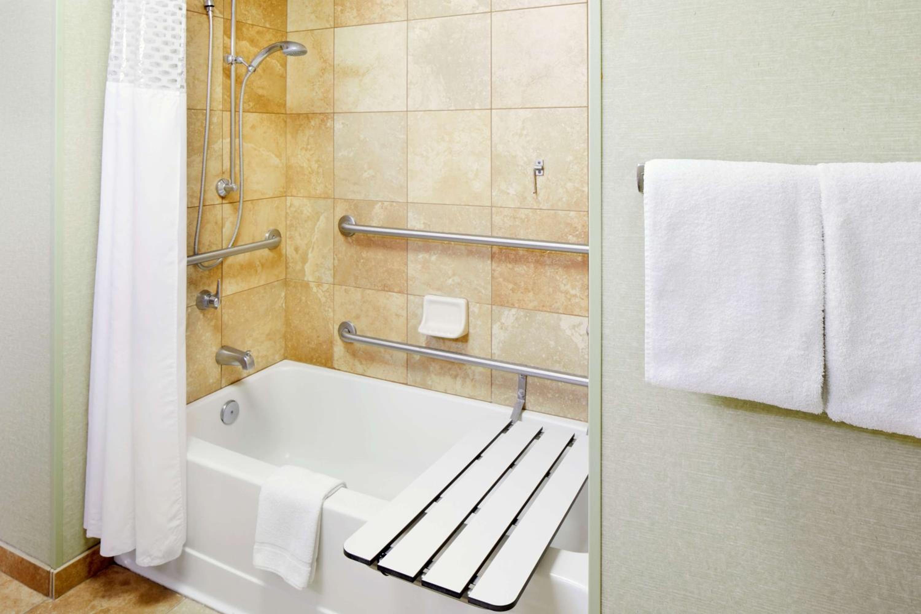 King Room with Accessible Tub - Mobility and Hearing Access/Non-Smoking - Photo 4