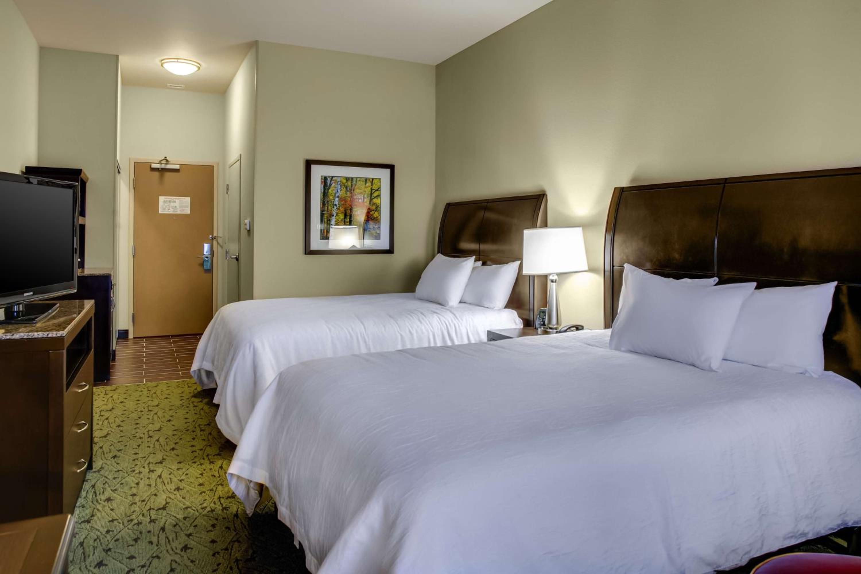 Queen Room with Two Queen Beds - Photo 3