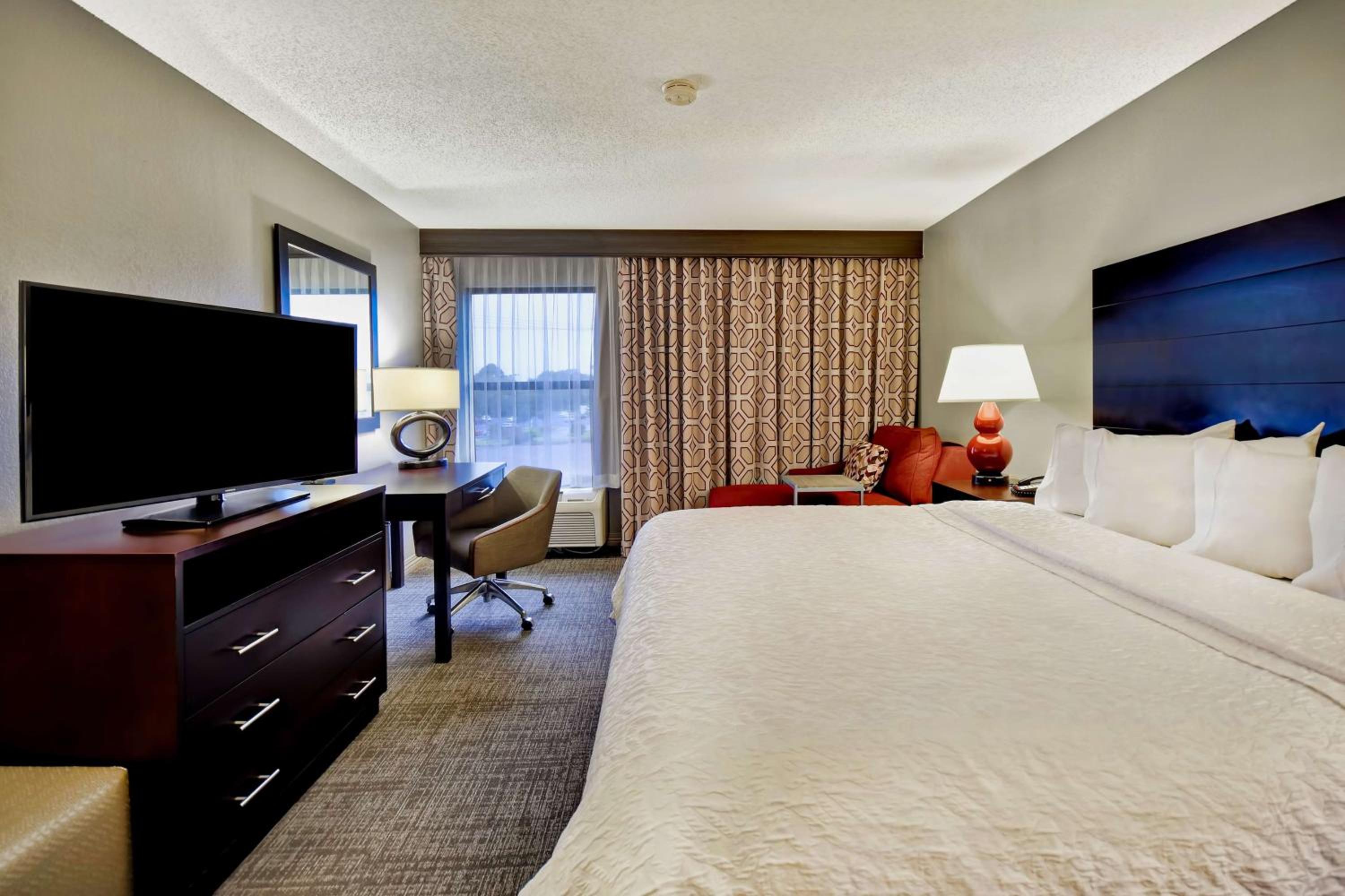 King Room with Sofa Bed - Hearing Accessible - Photo 2