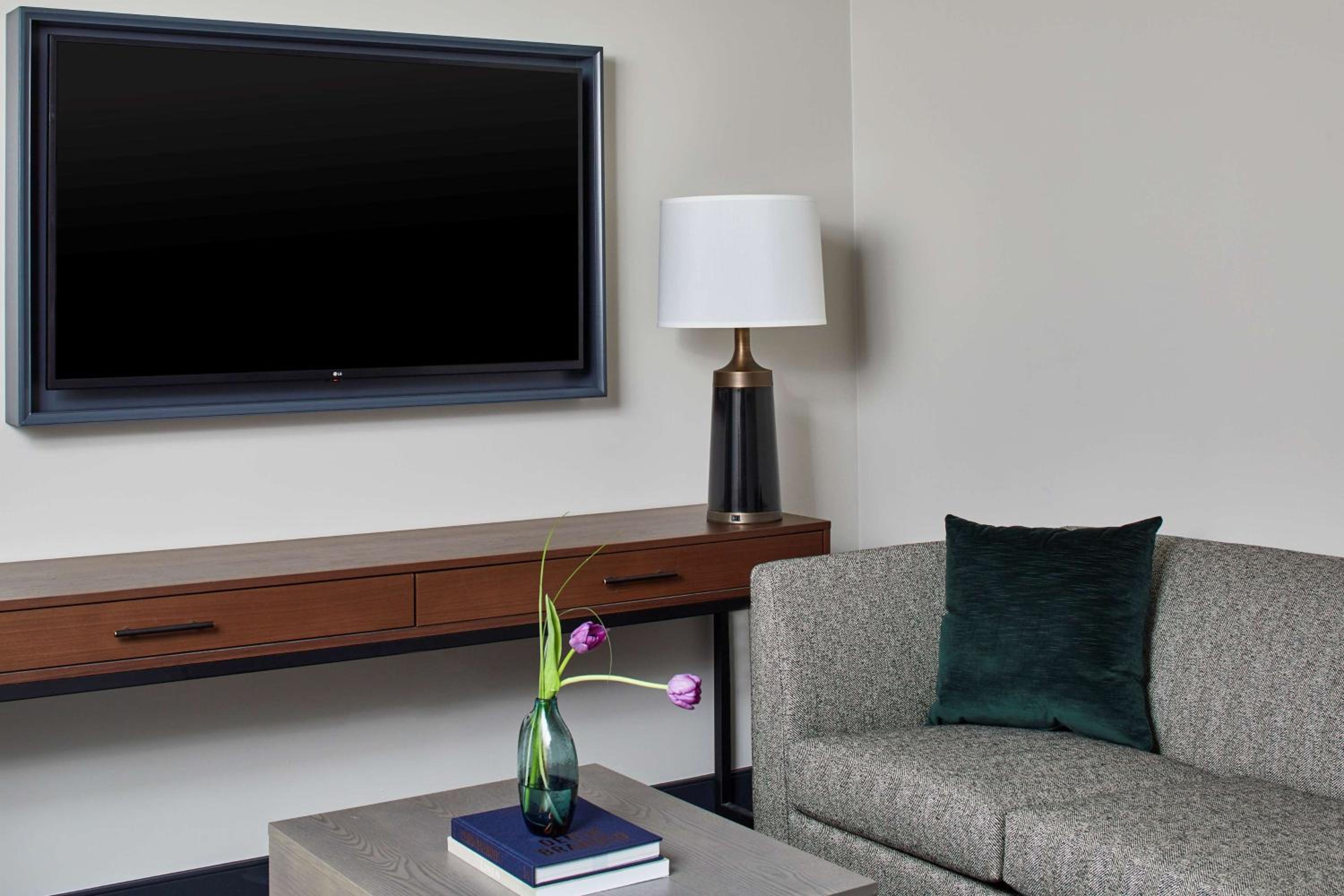 King Studio Suite - Hearing Access at Cumberland House Knoxville, Tapestry Collection by Hilton in Knoxville