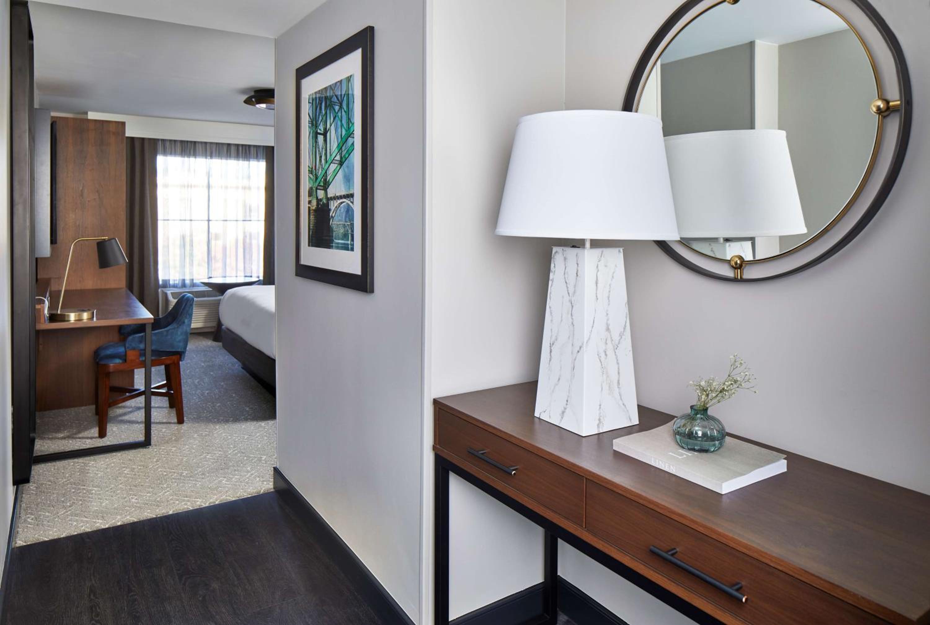 Deluxe King Room - Photo 2