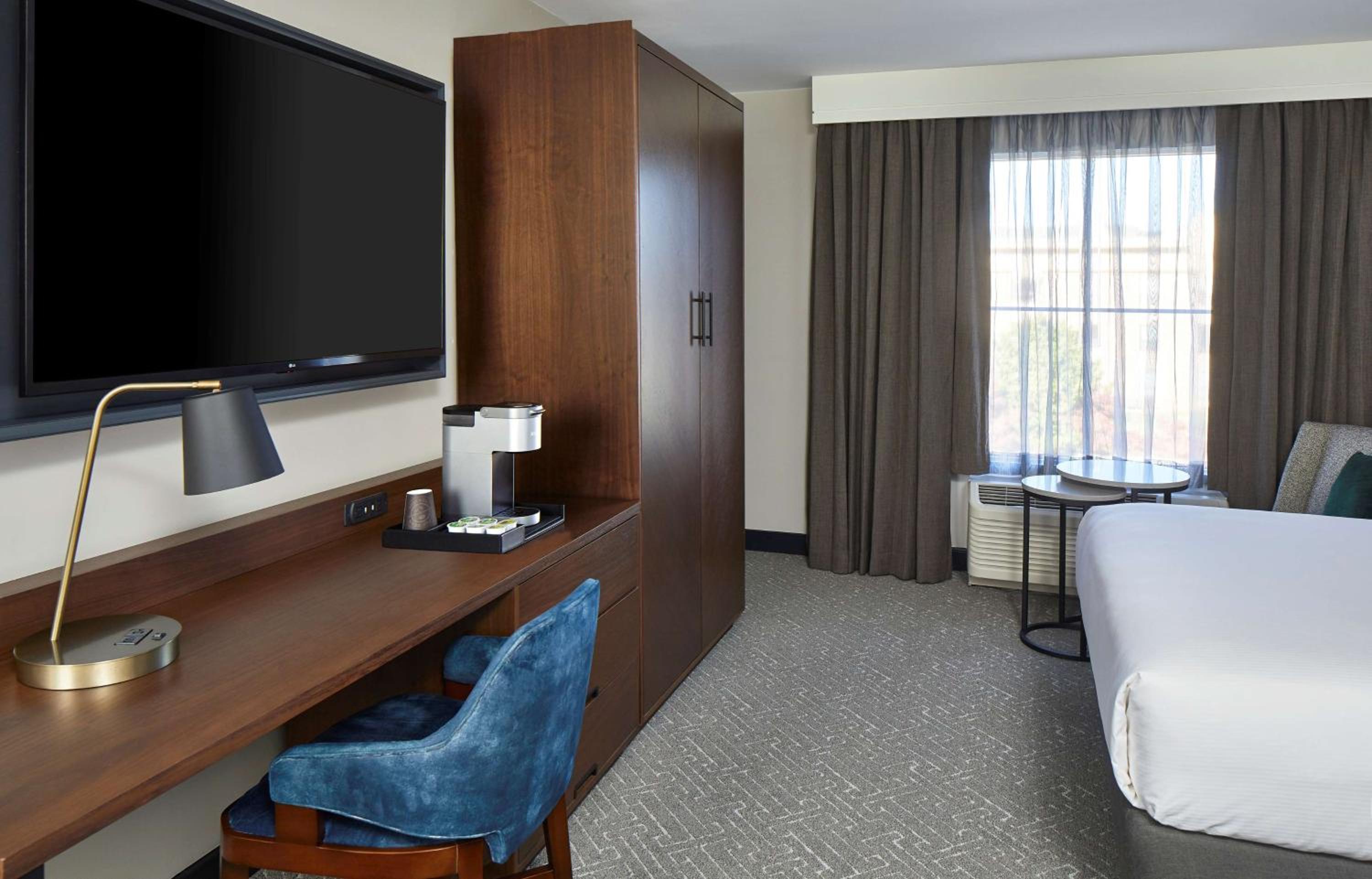 Queen Room with Two Queen Beds - Photo 3