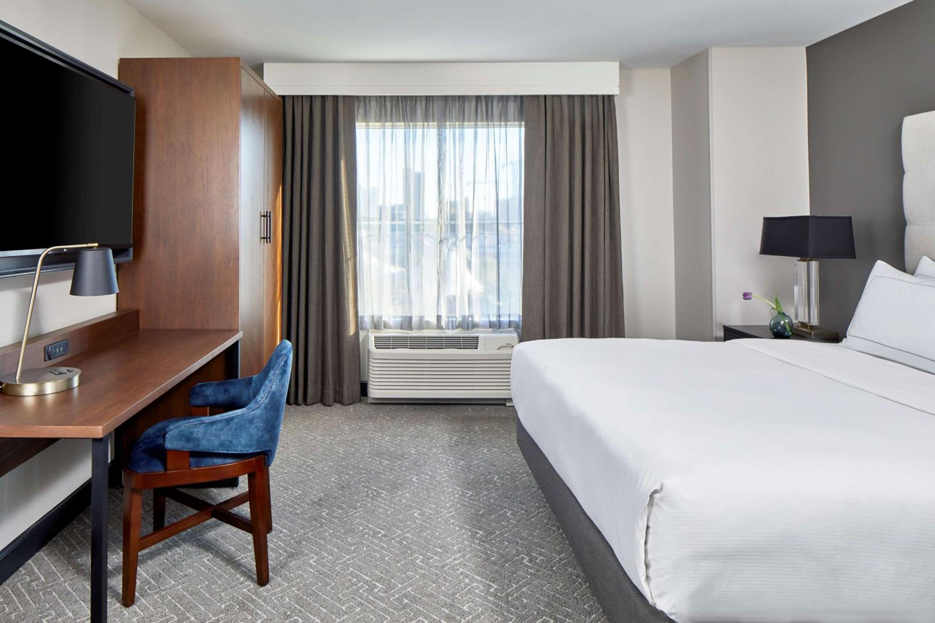 One-Bedroom King Suite with Balcony - Photo 2
