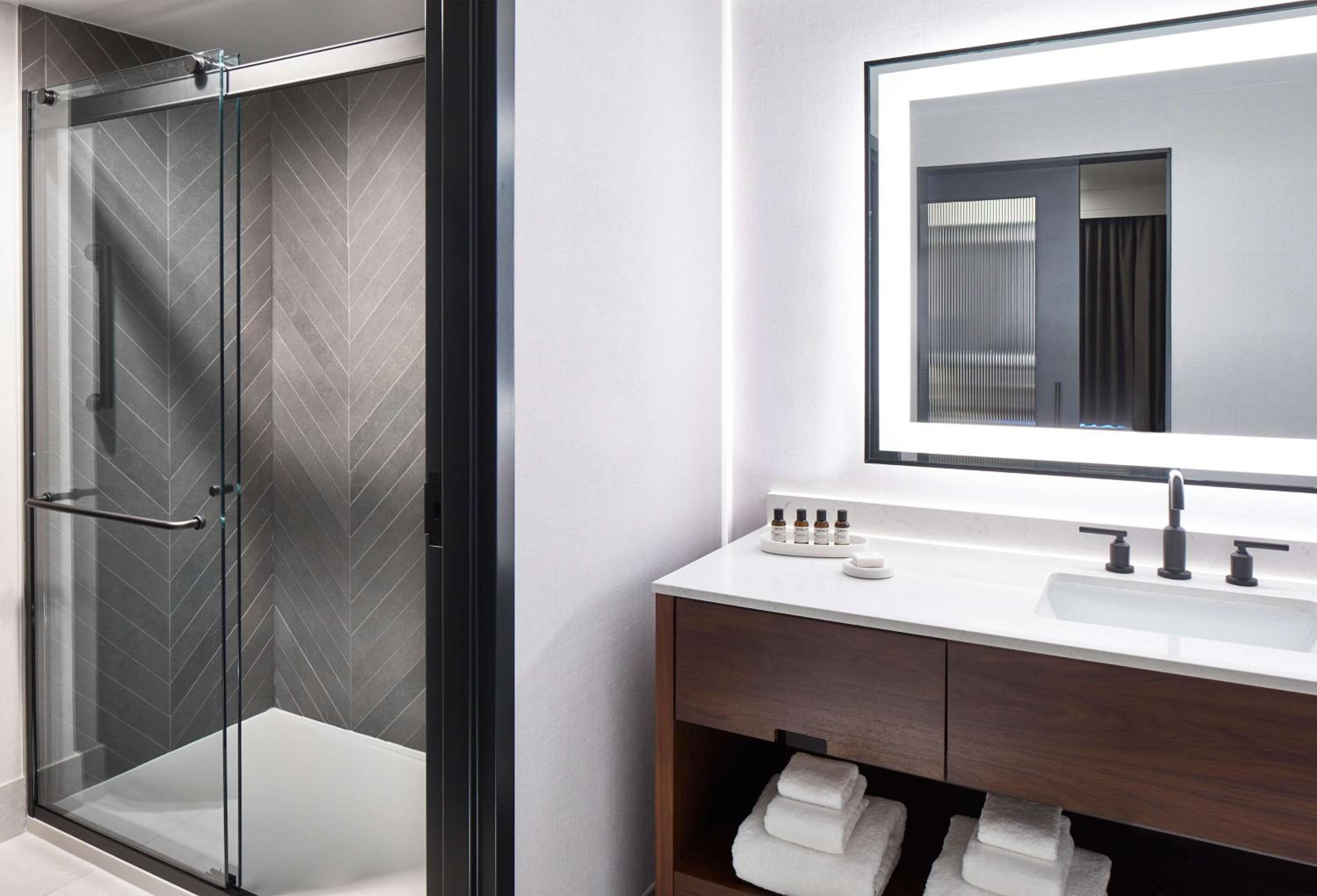 One-Bedroom King Suite with Balcony - Photo 4