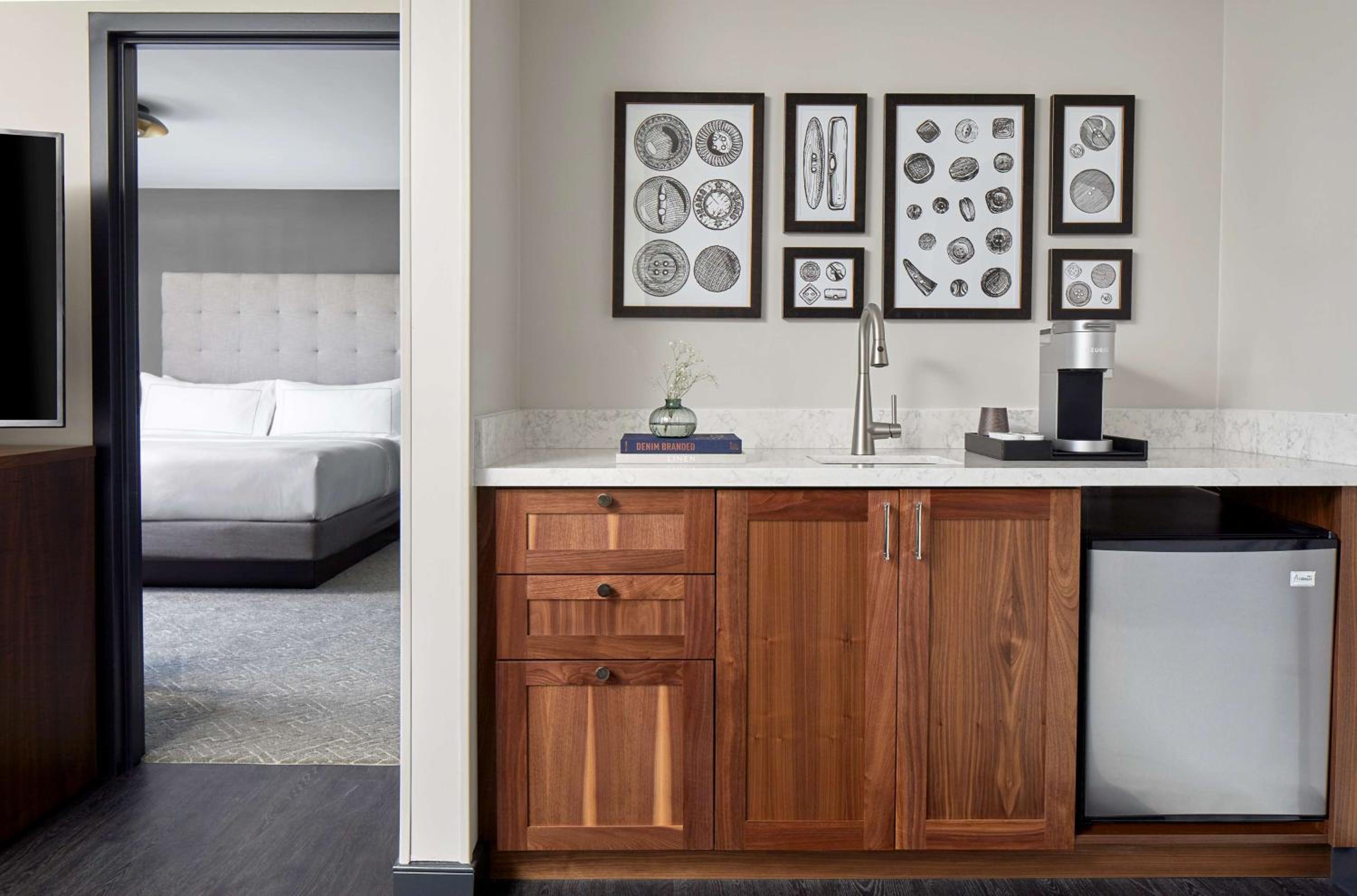 One-Bedroom King Suite with Balcony - Photo 5