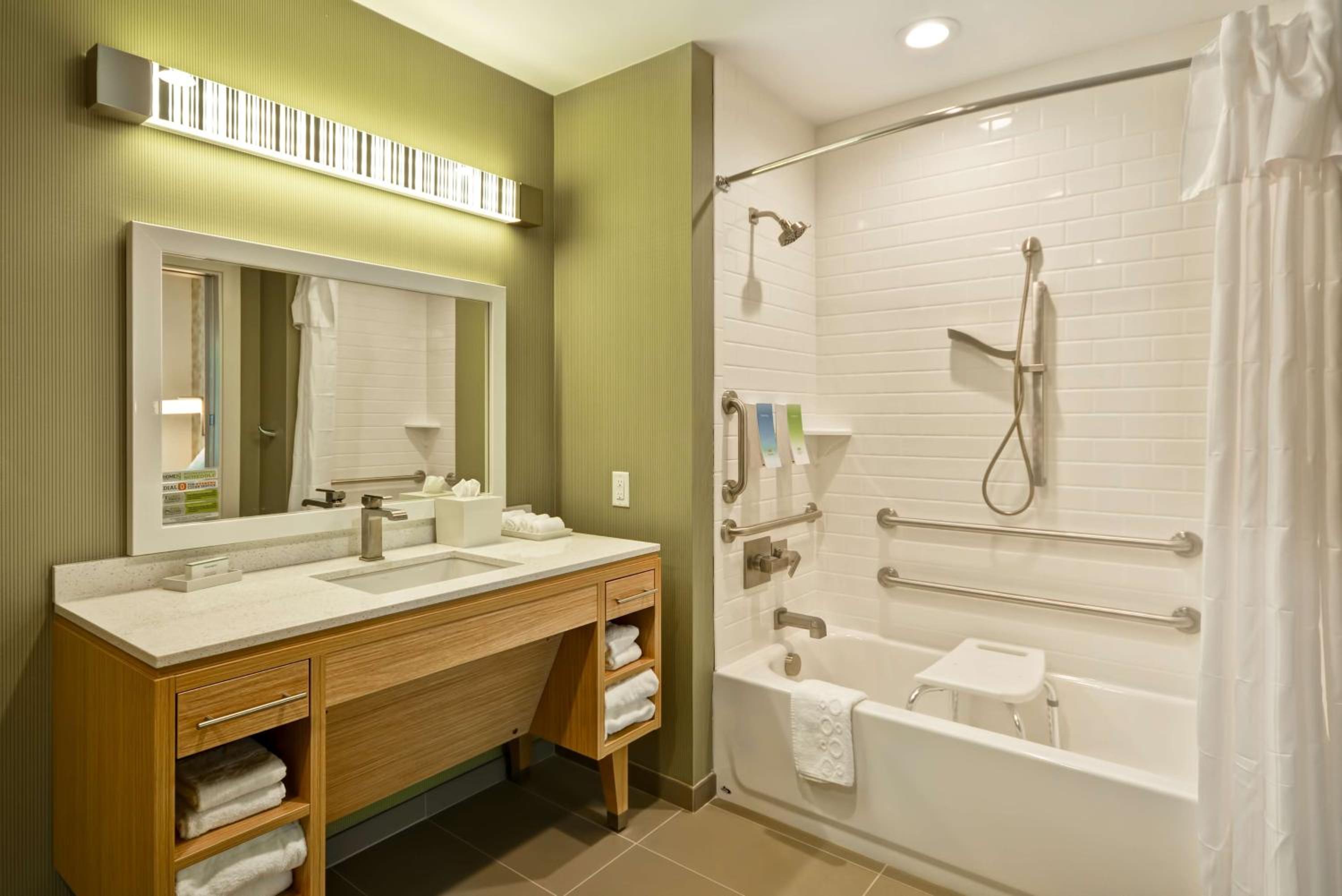 Queen Studio Suite - Hearing Access/Non-Smoking photo 2