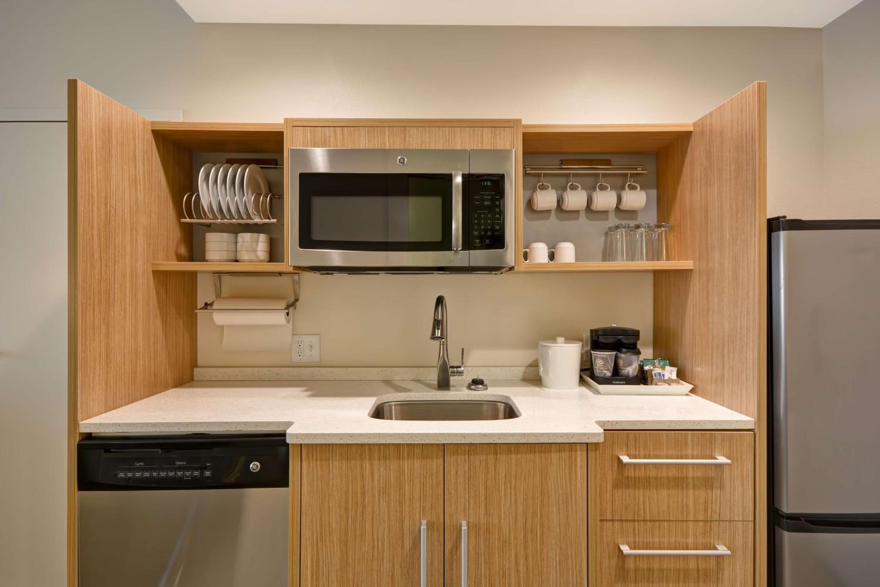 Queen Suite - Mobility/Hearing Accessible with Roll-In Shower photo 3