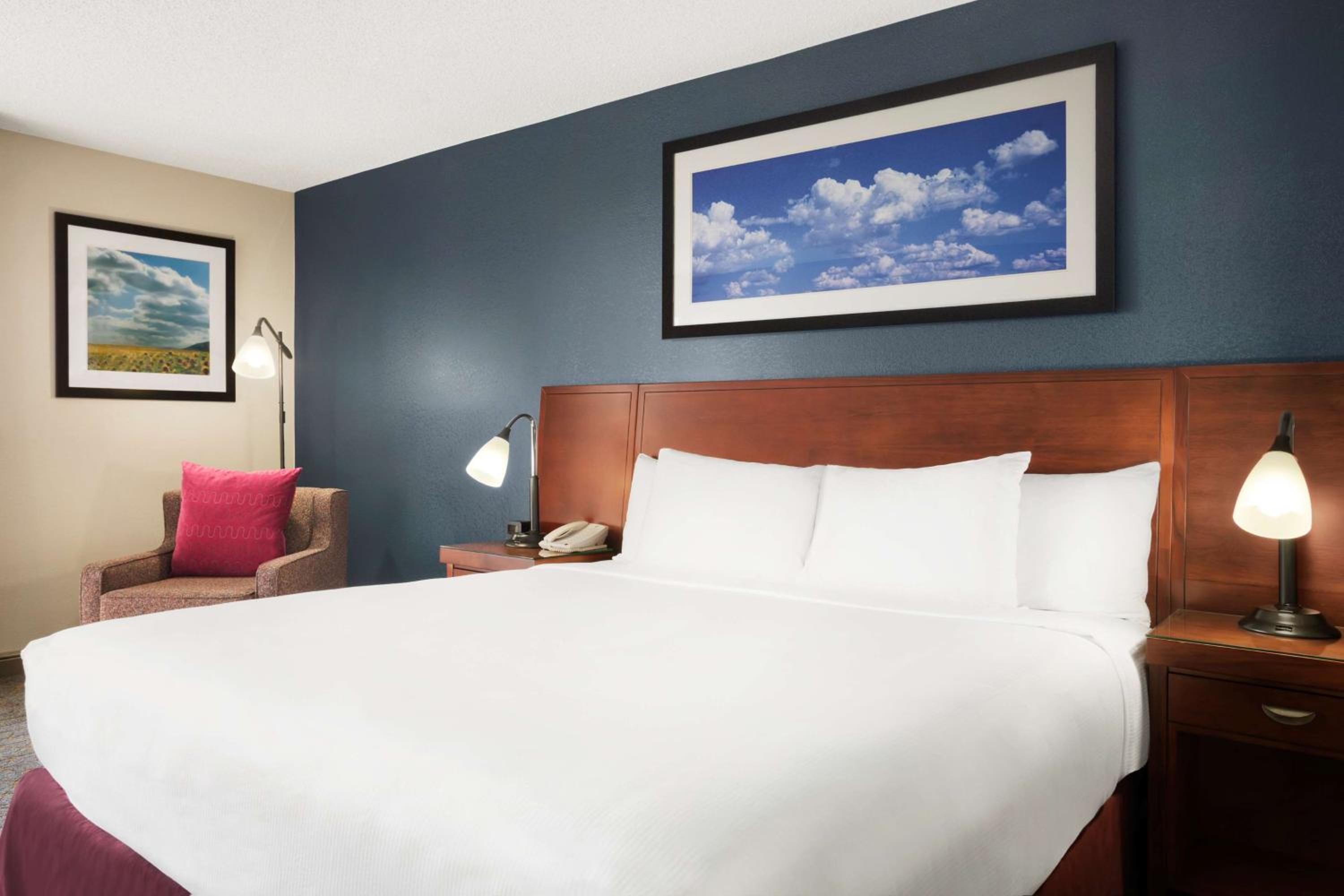King Room with King Bed - Non-Smoking - Photo 2