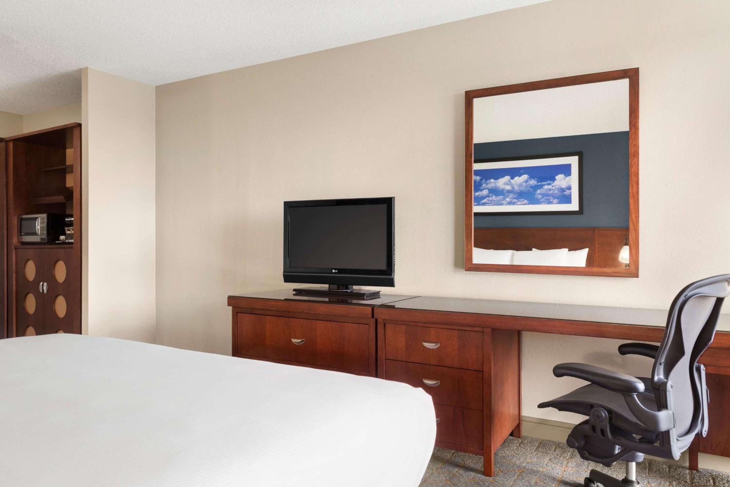 King Room with King Bed - Non-Smoking - Photo 4