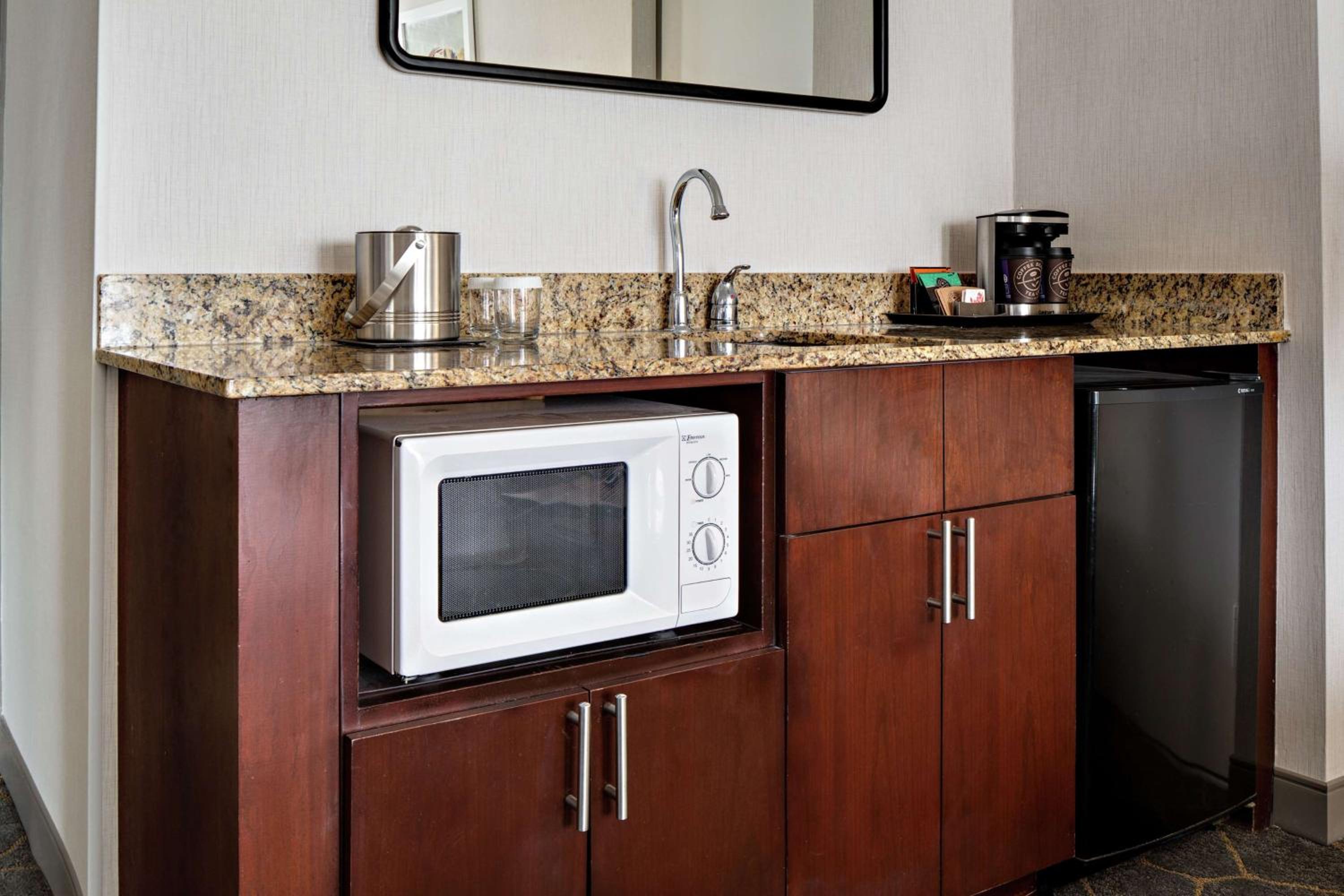 Corner King Suite with Kitchenette - Photo 3