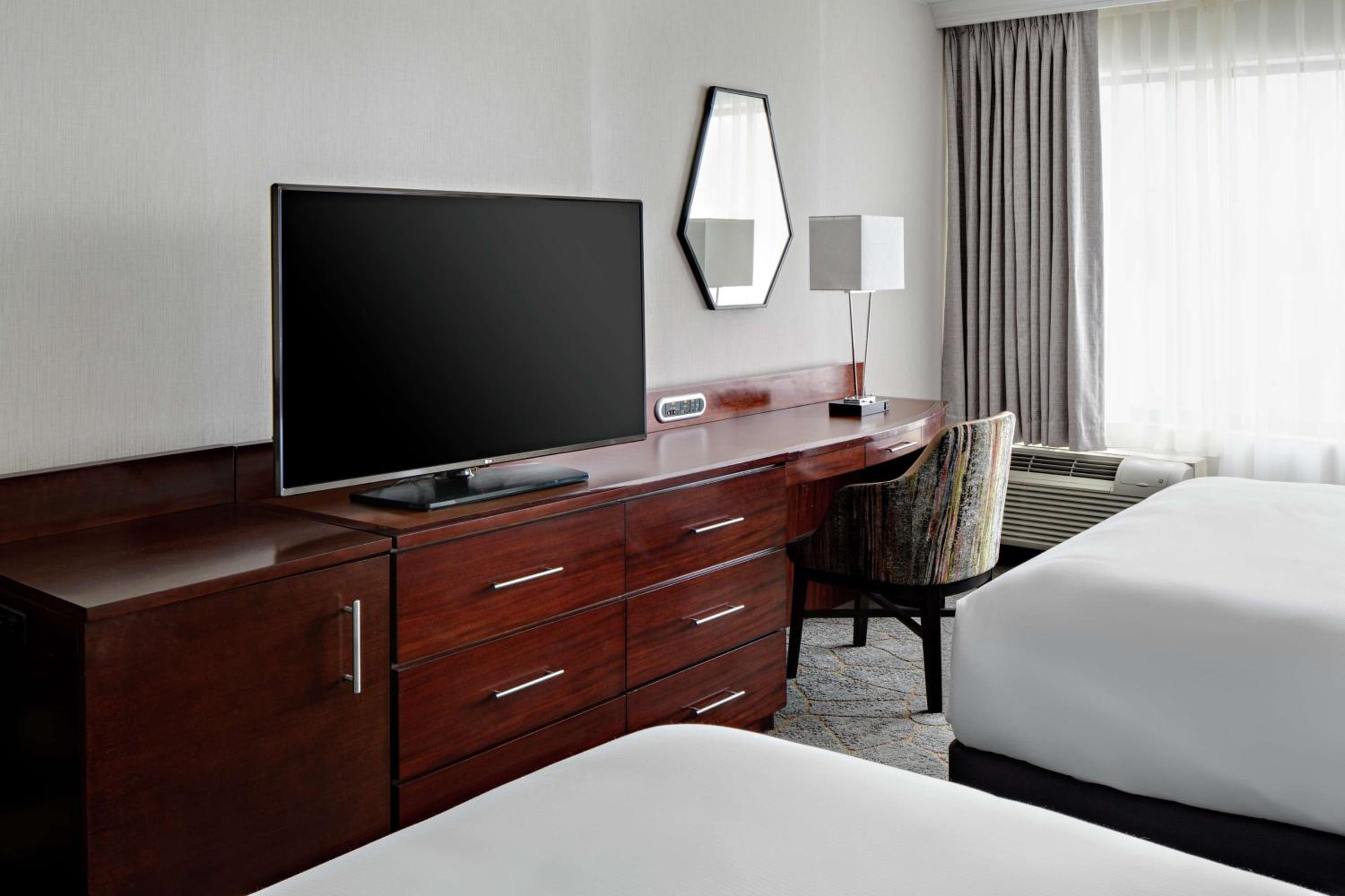 Queen Room with Two Queen Beds - Non-Smoking - Photo 3