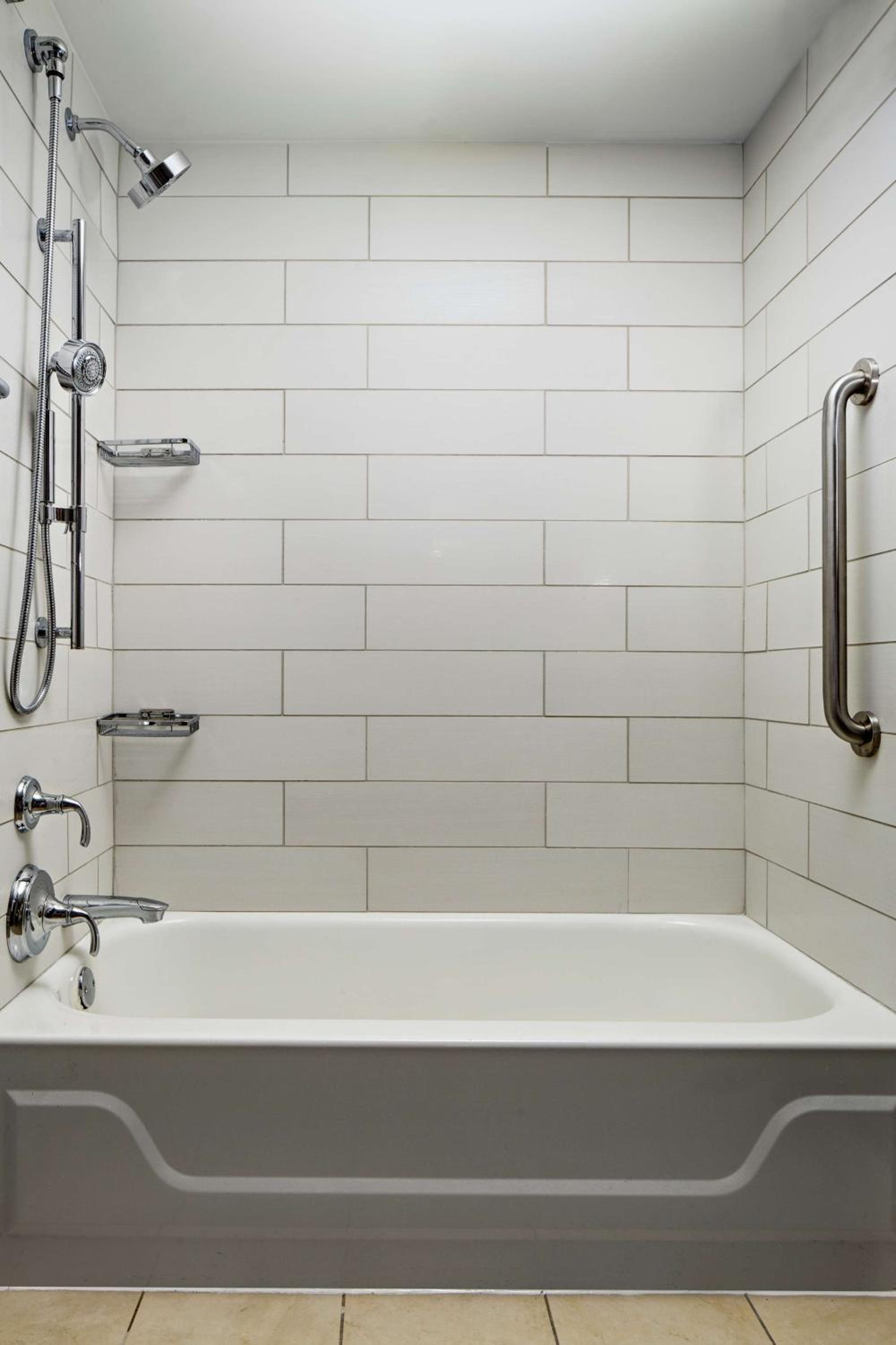 Junior Queen Suite with Accessible Tub - Mobility and Hearing Access - Photo 2