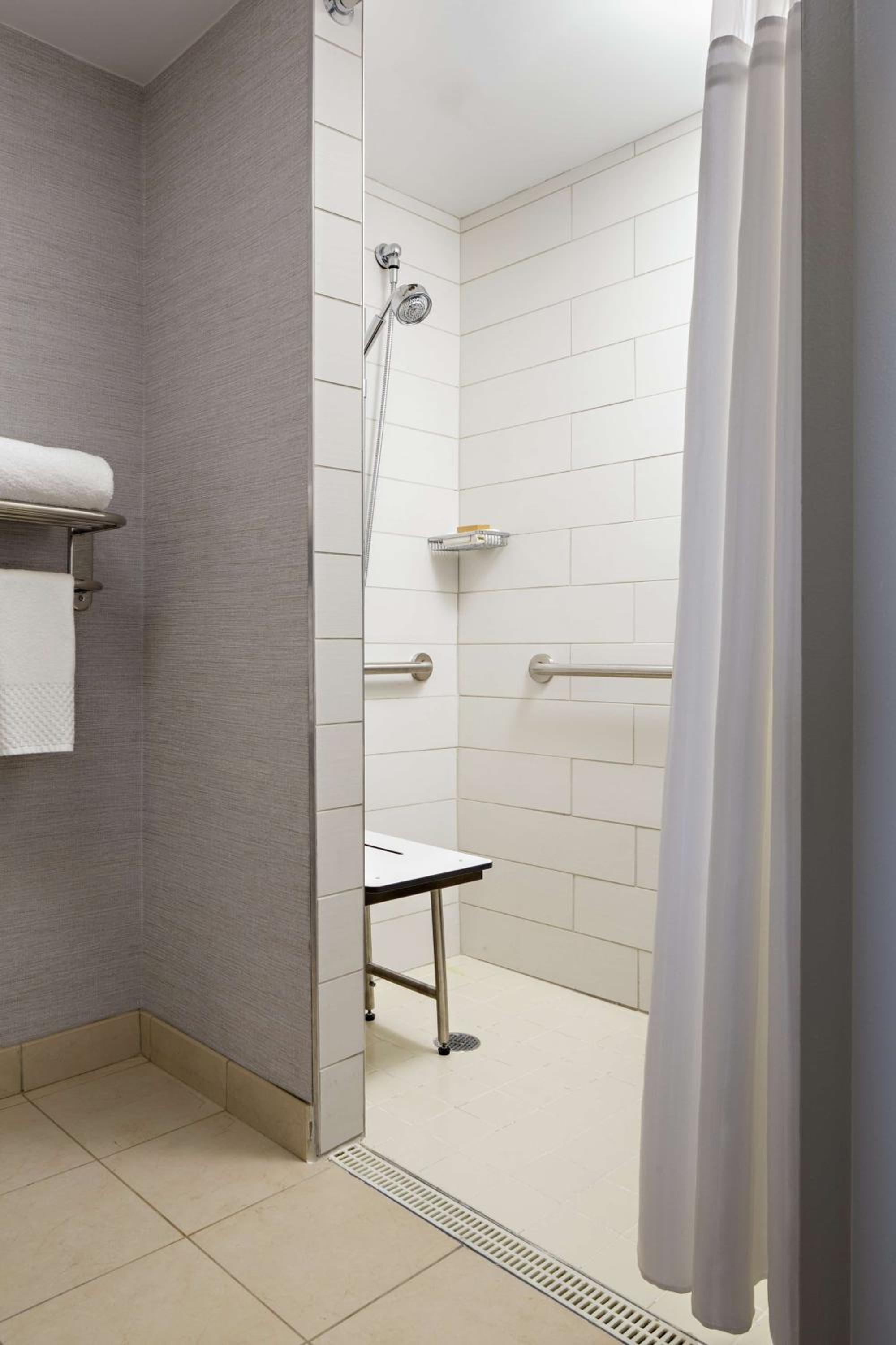King Room - Mobility/Hearing Accessible - Photo 2