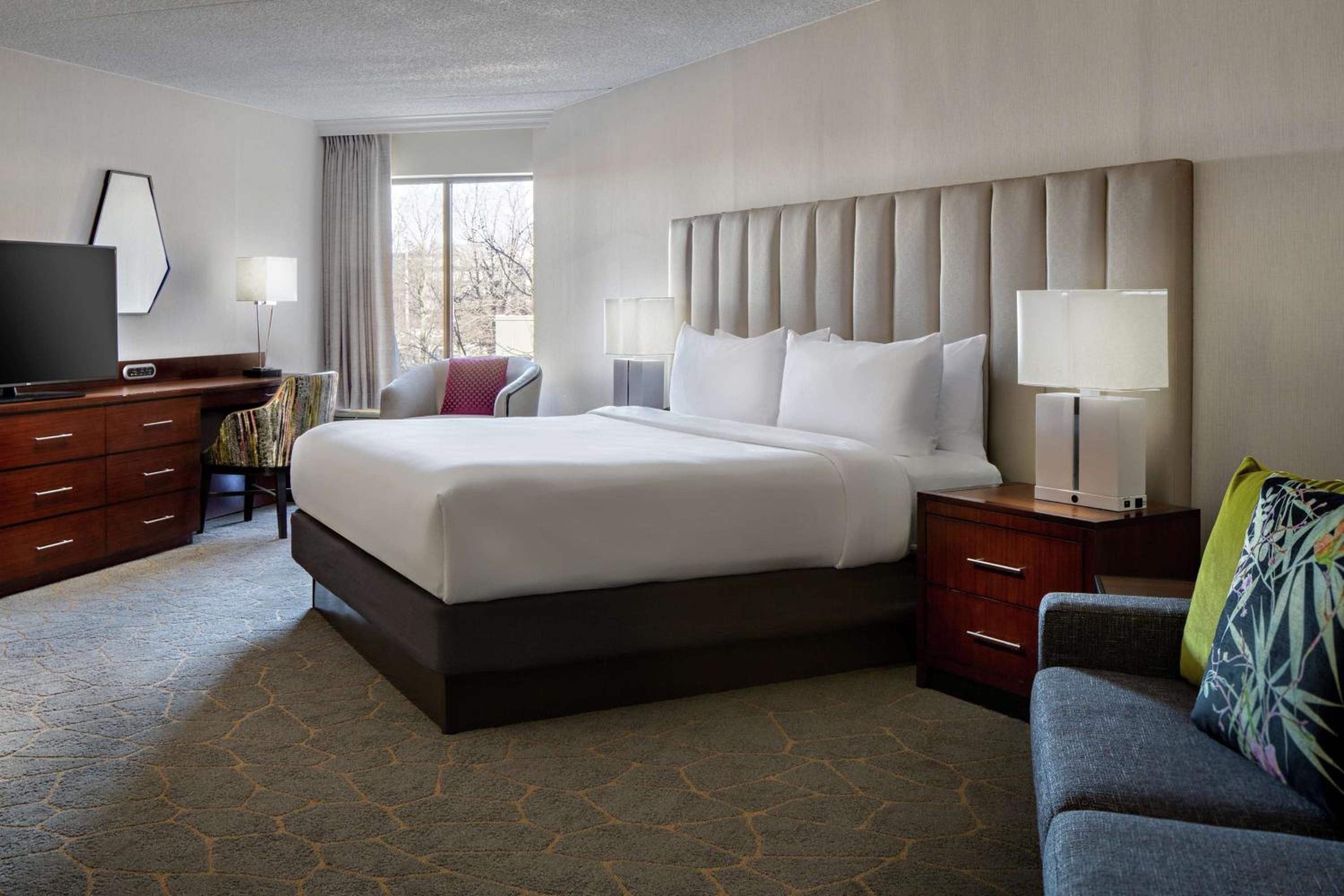 Corner King Suite with Kitchenette - Photo 1