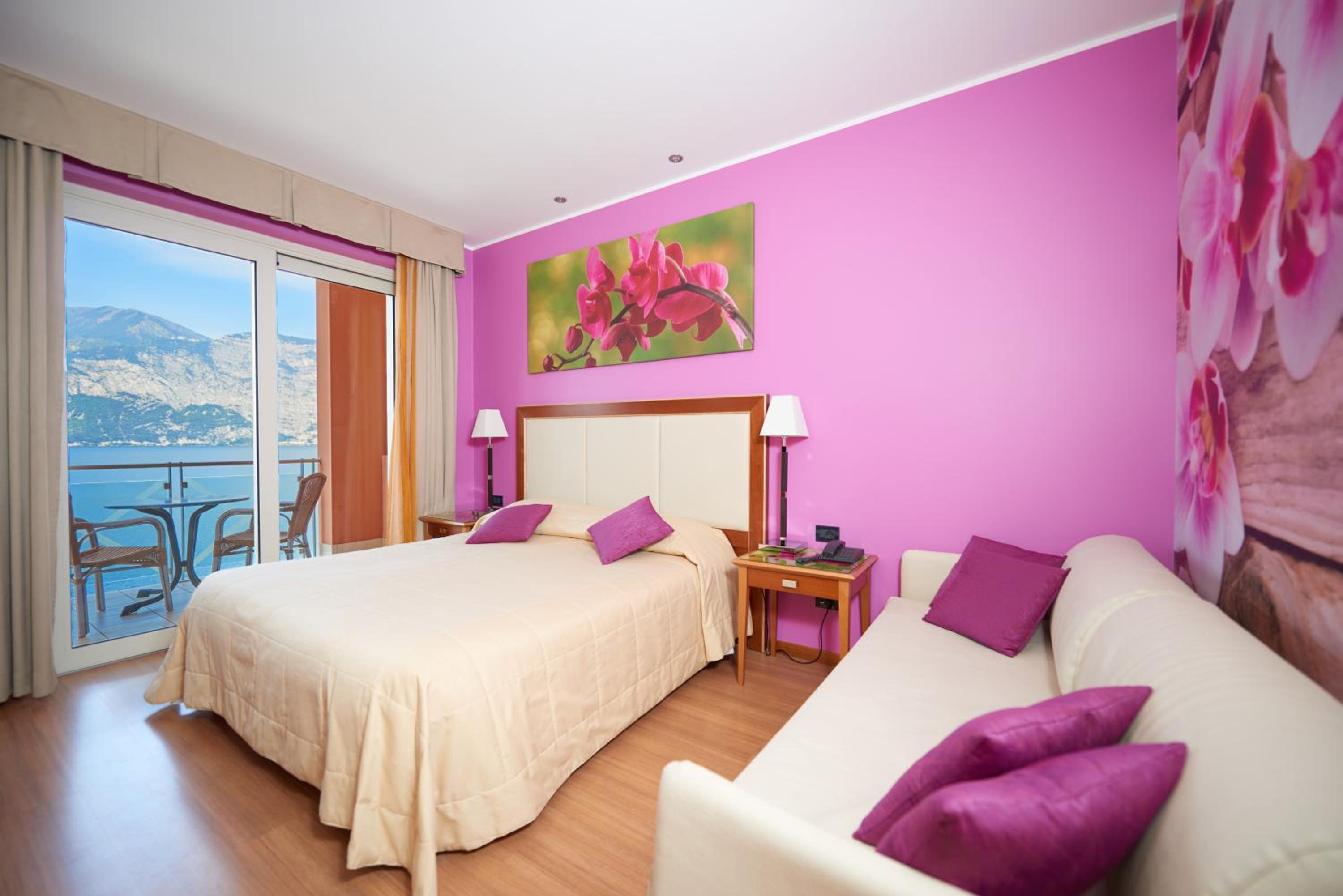 Comfort Family Room with Lake View