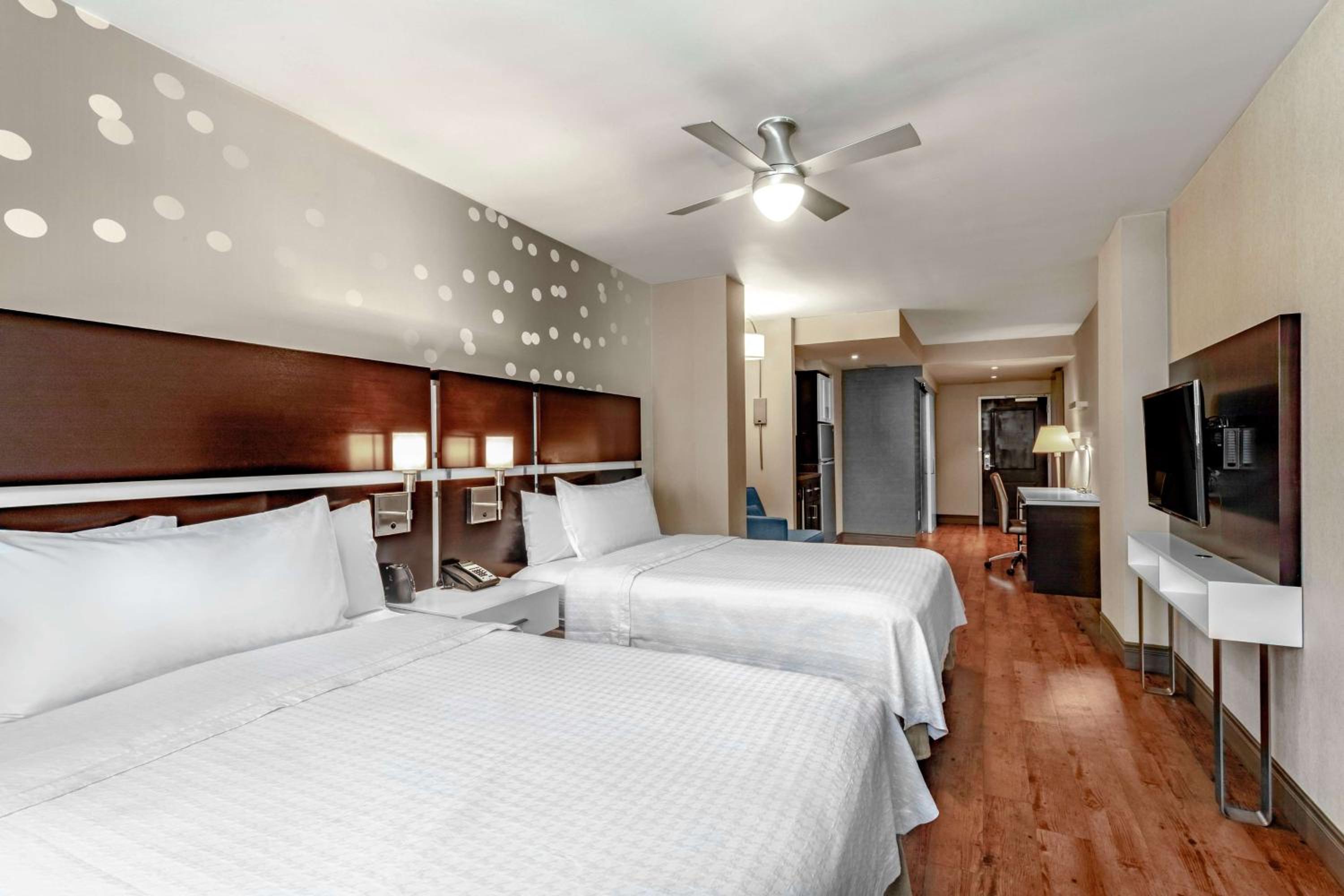 Oversize Studio with 2 Queen Beds and Sofa Bed