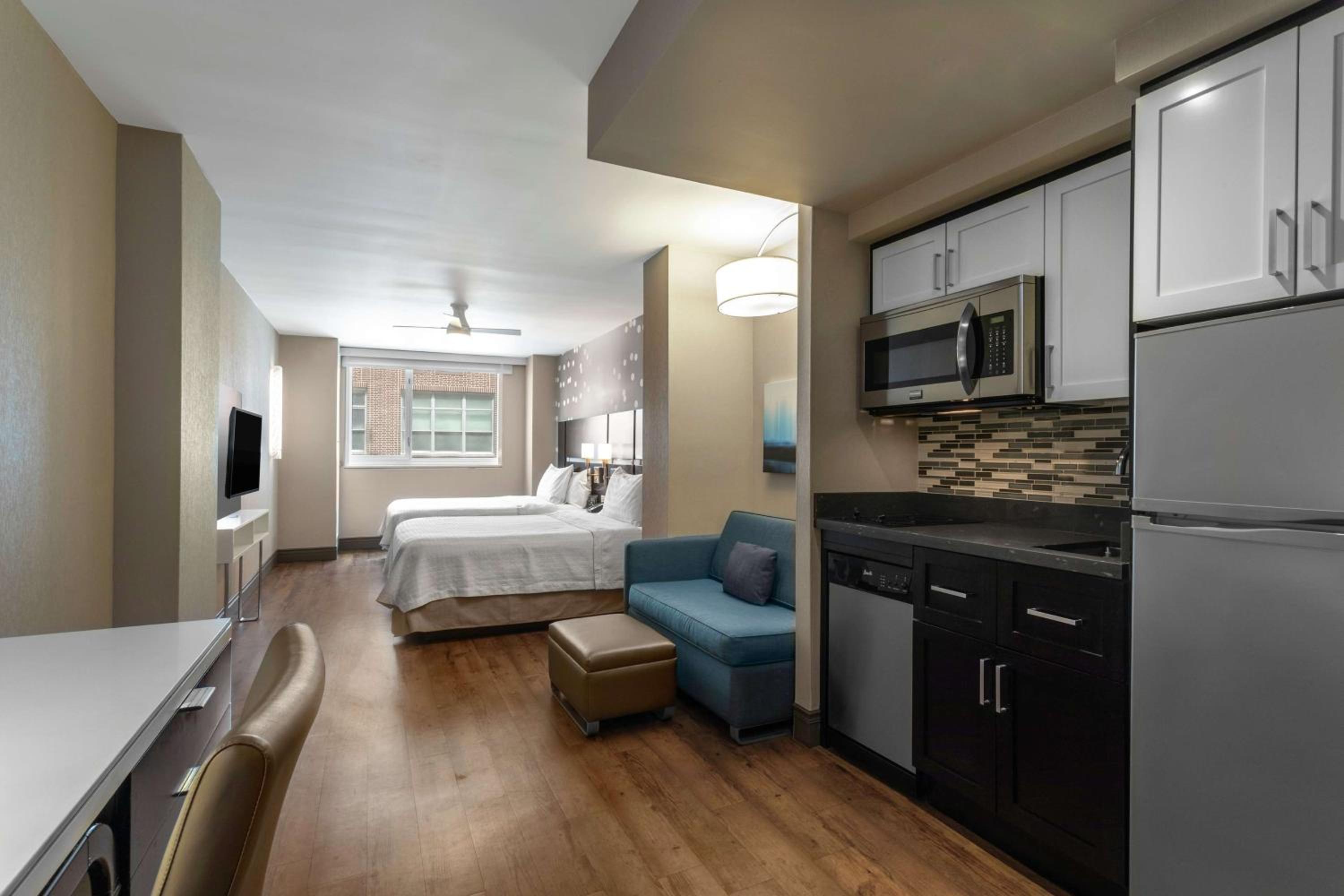 Oversize Studio with 2 Queen Beds- Roll-In Shower-Disability Access - Photo 2