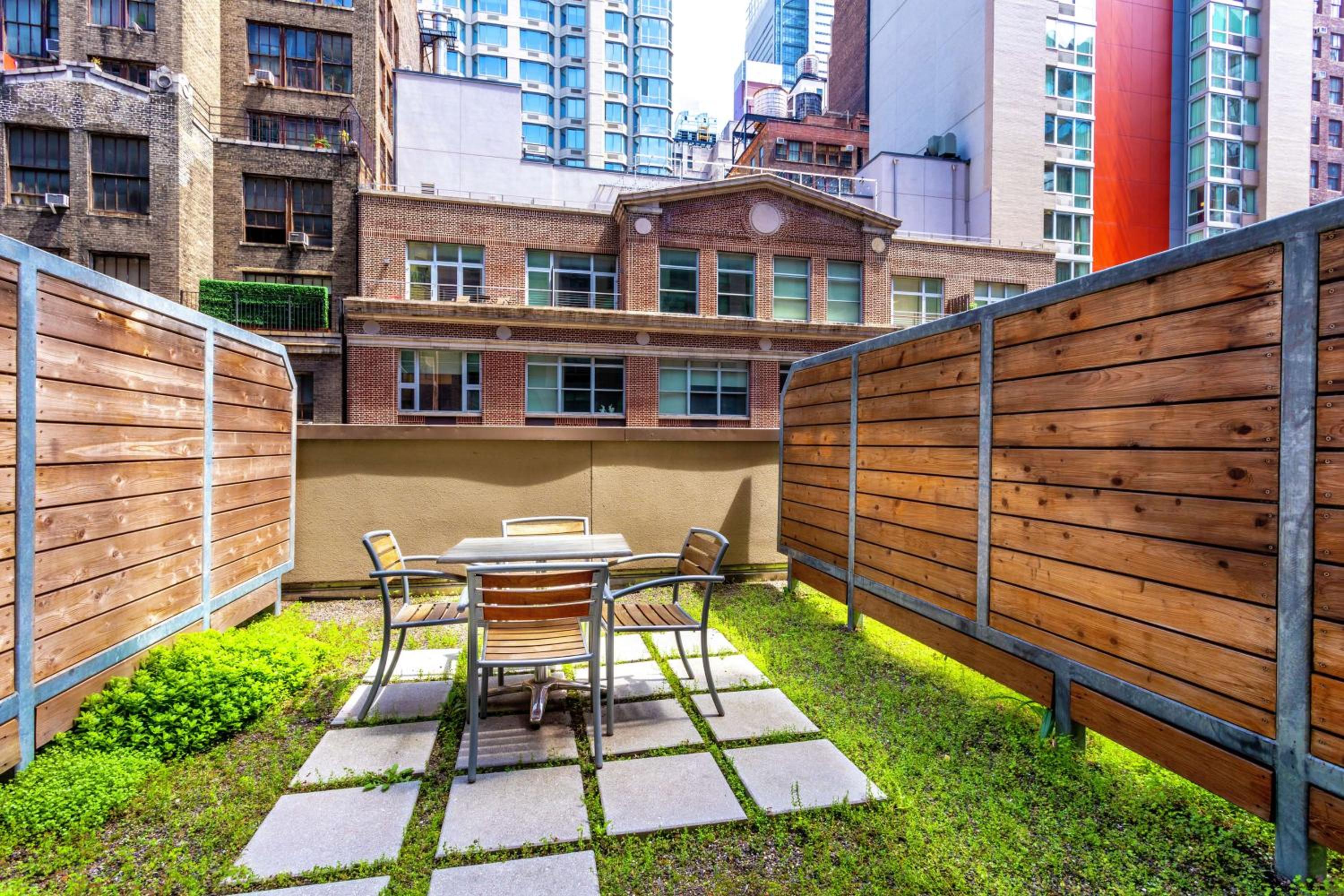 Efficiency King Studio with Balcony - Photo 4