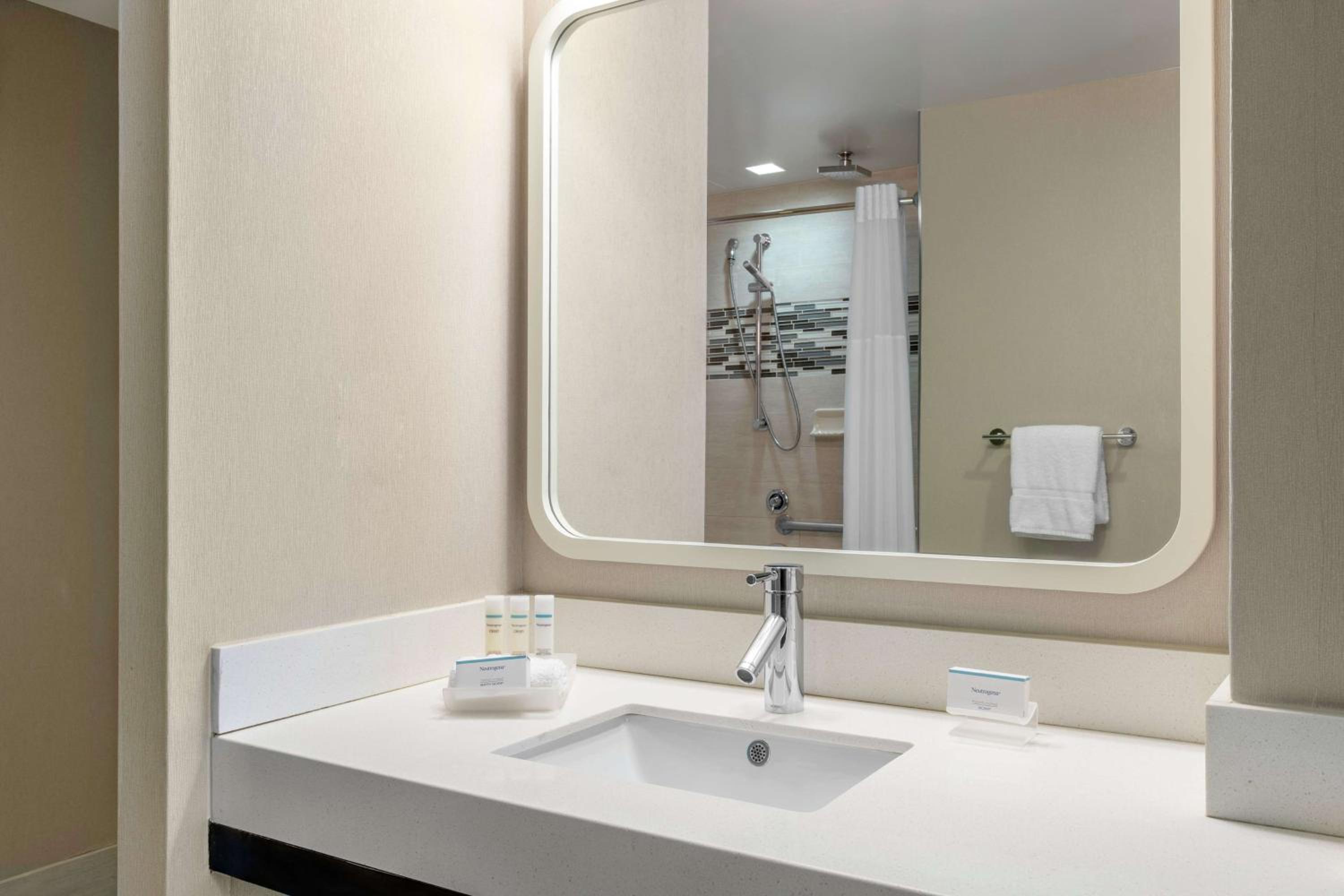 King Studio with Roll-In Shower - Mobility and Hearing Access/Non-Smoking - Photo 3