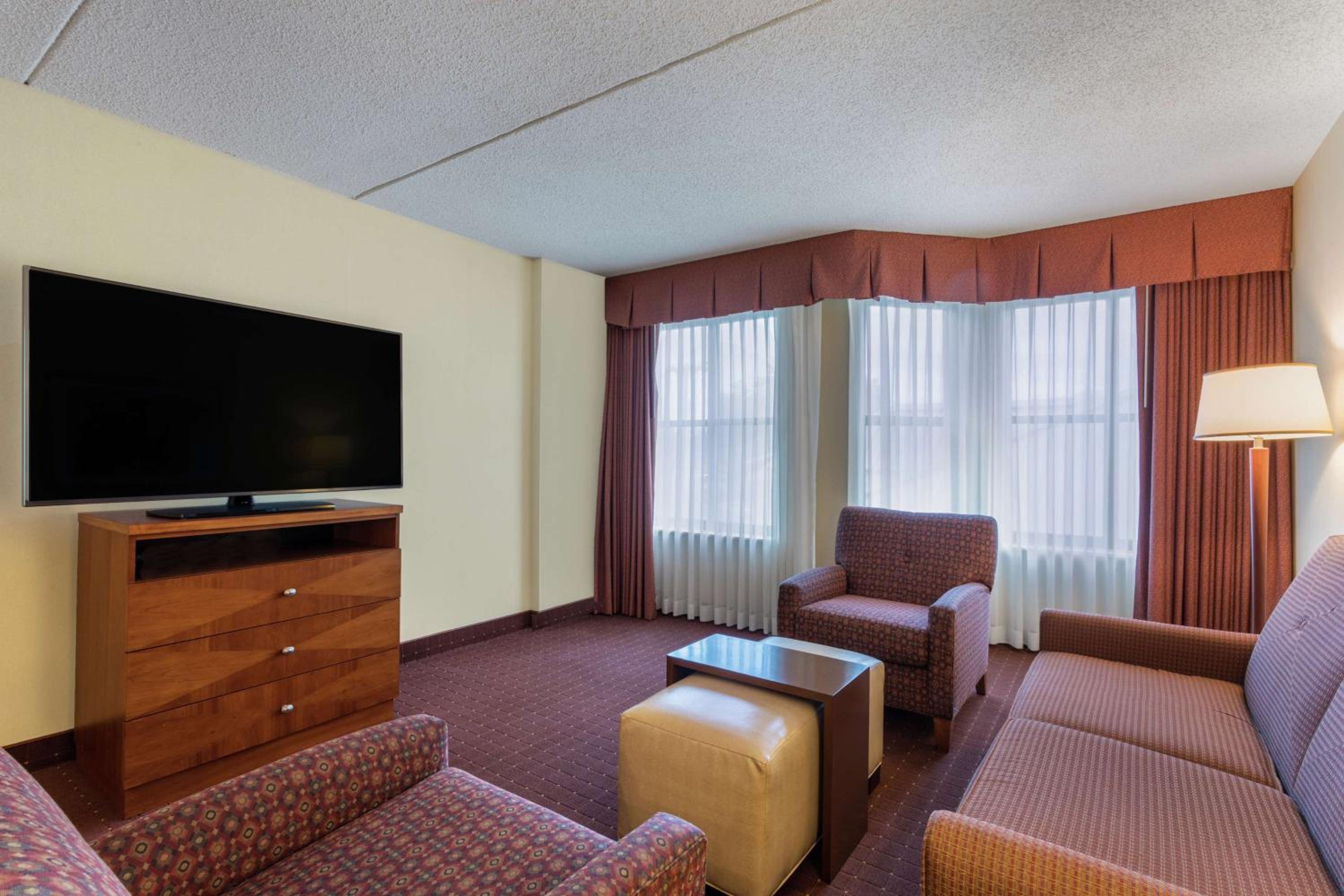 One-Bedroom Queen Suite with Two Queen Beds - Non-Smoking - Photo 6