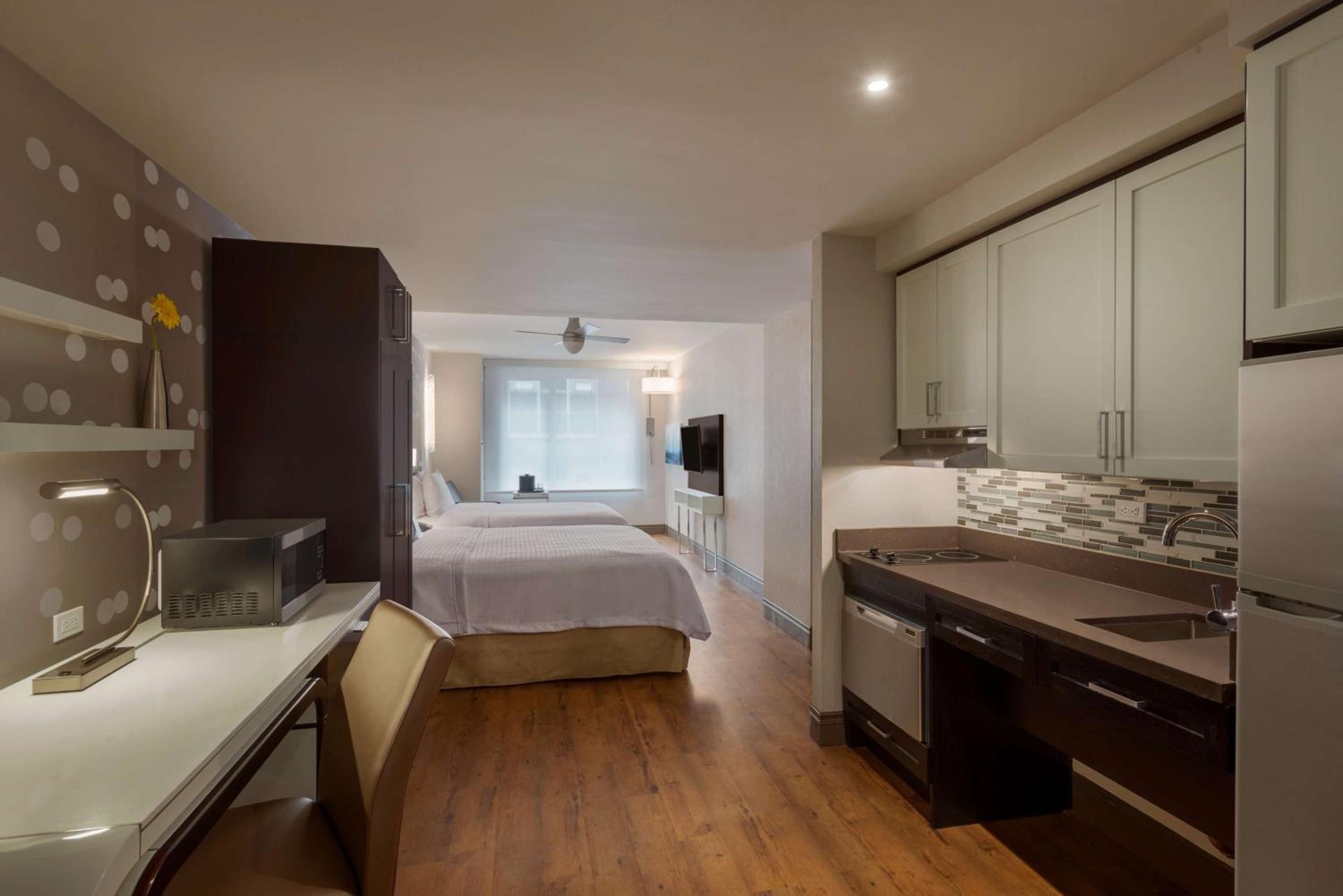 Oversize Studio with 2 Queen Beds- Roll-In Shower-Disability Access - Photo 3