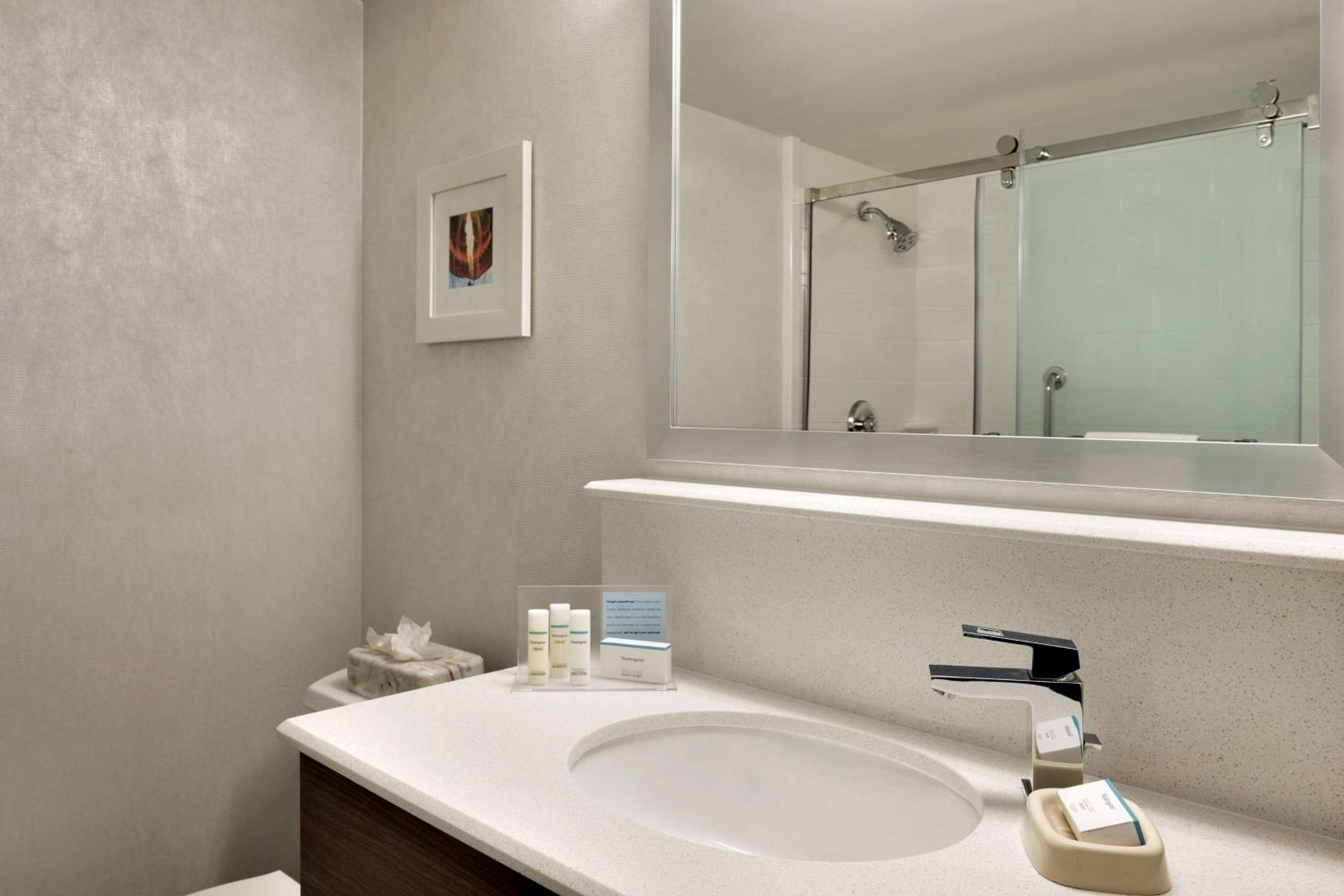 King Room with Shower - Non-Smoking - Photo 5