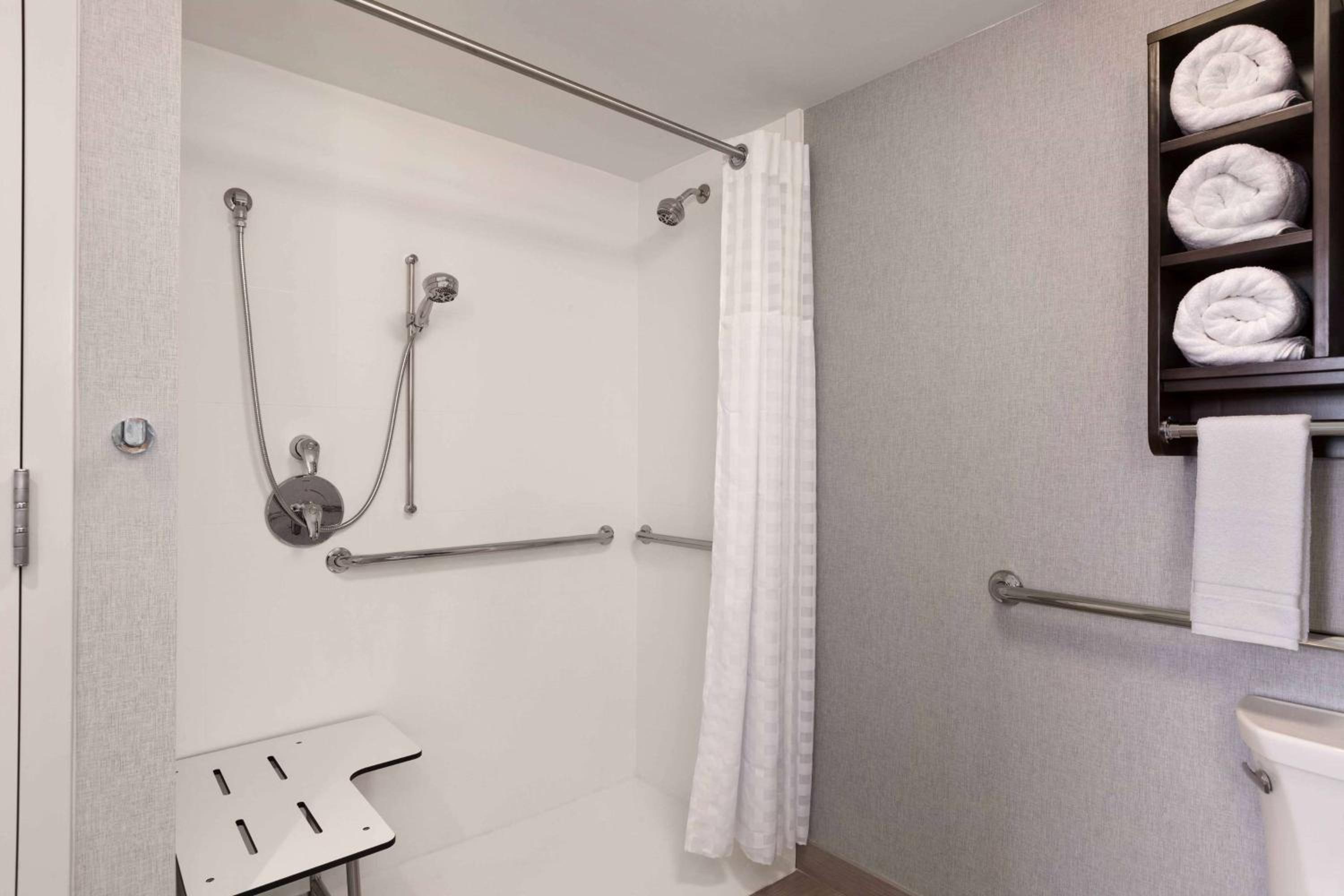 King Studio with Roll-In Shower - Disability Access/Non-Smoking
