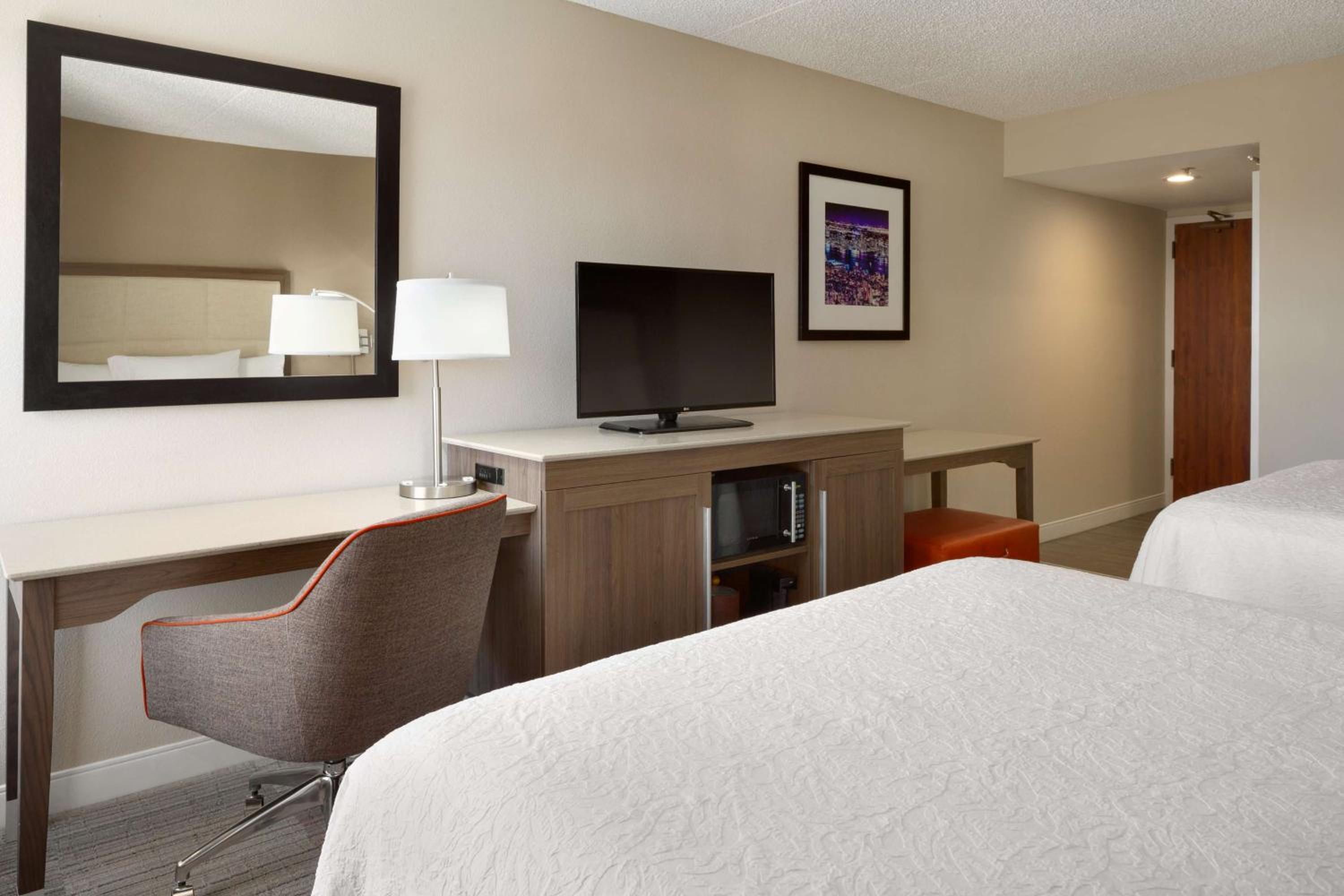 Queen Room with Two Queen Beds (4 Adults) - Photo 2