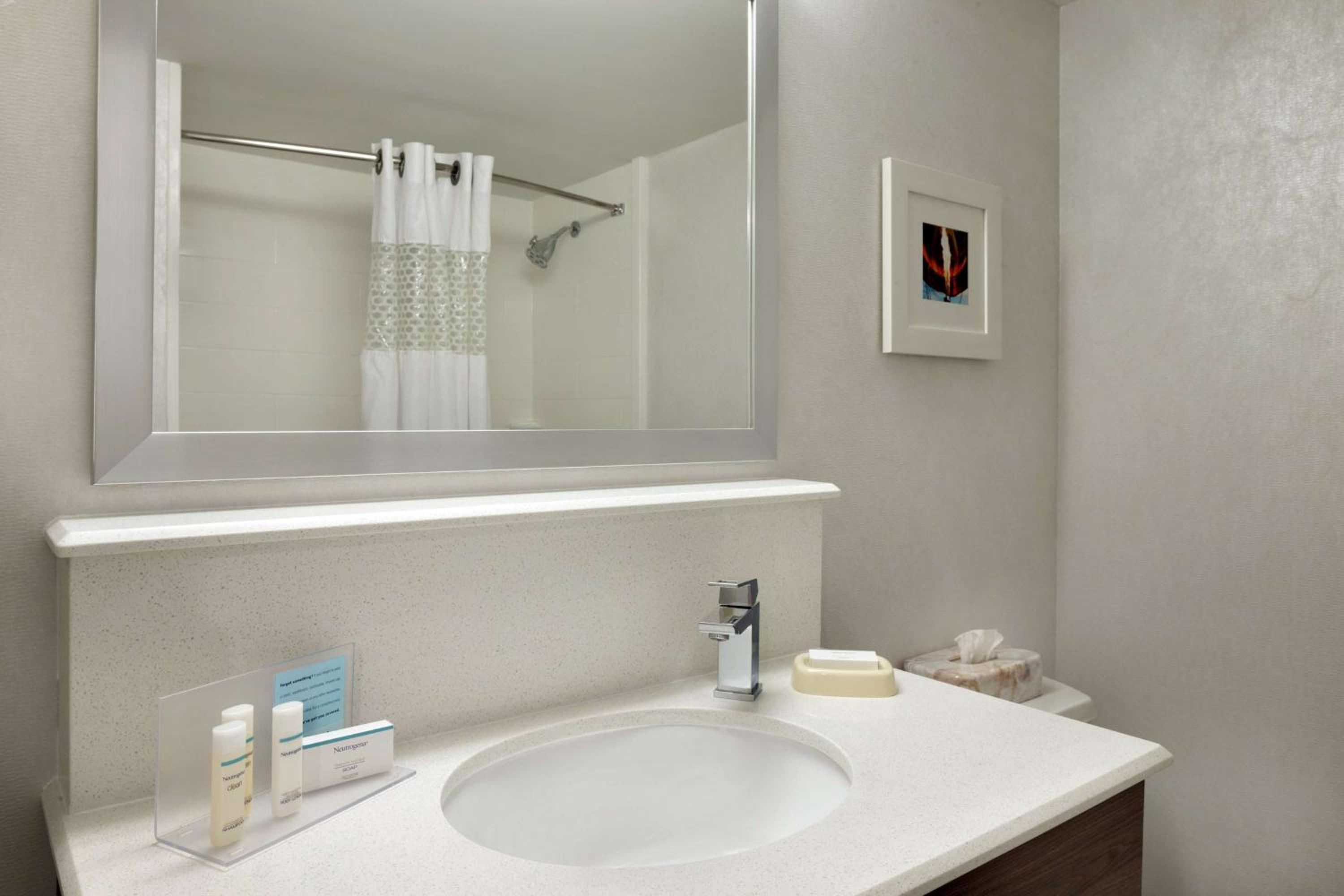 King Room with Shower - Non-Smoking - Photo 2