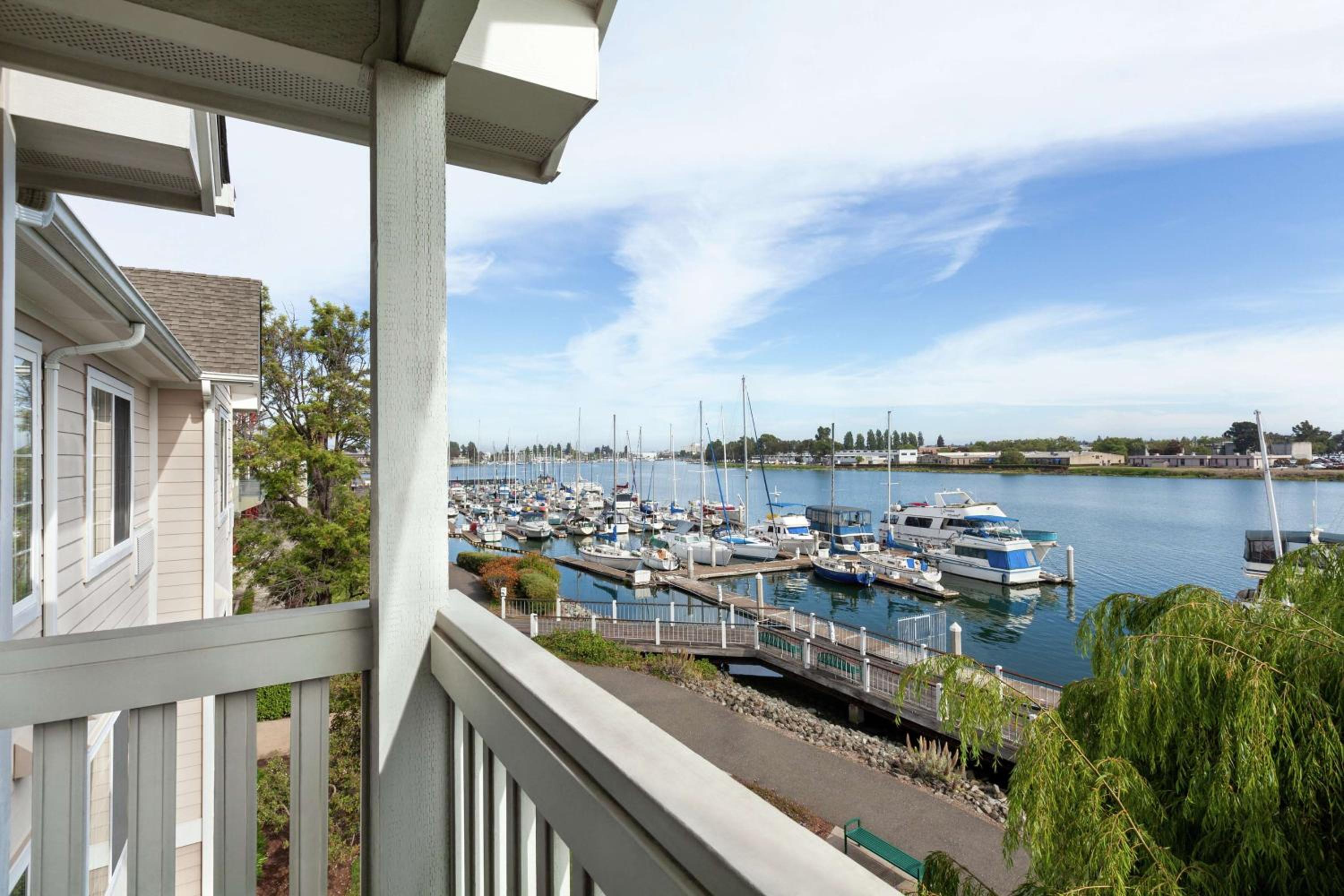 Two-Room Suite with One king Bed or One Queen Bed and Two Baths - Water View - Non-Smoking photo 3