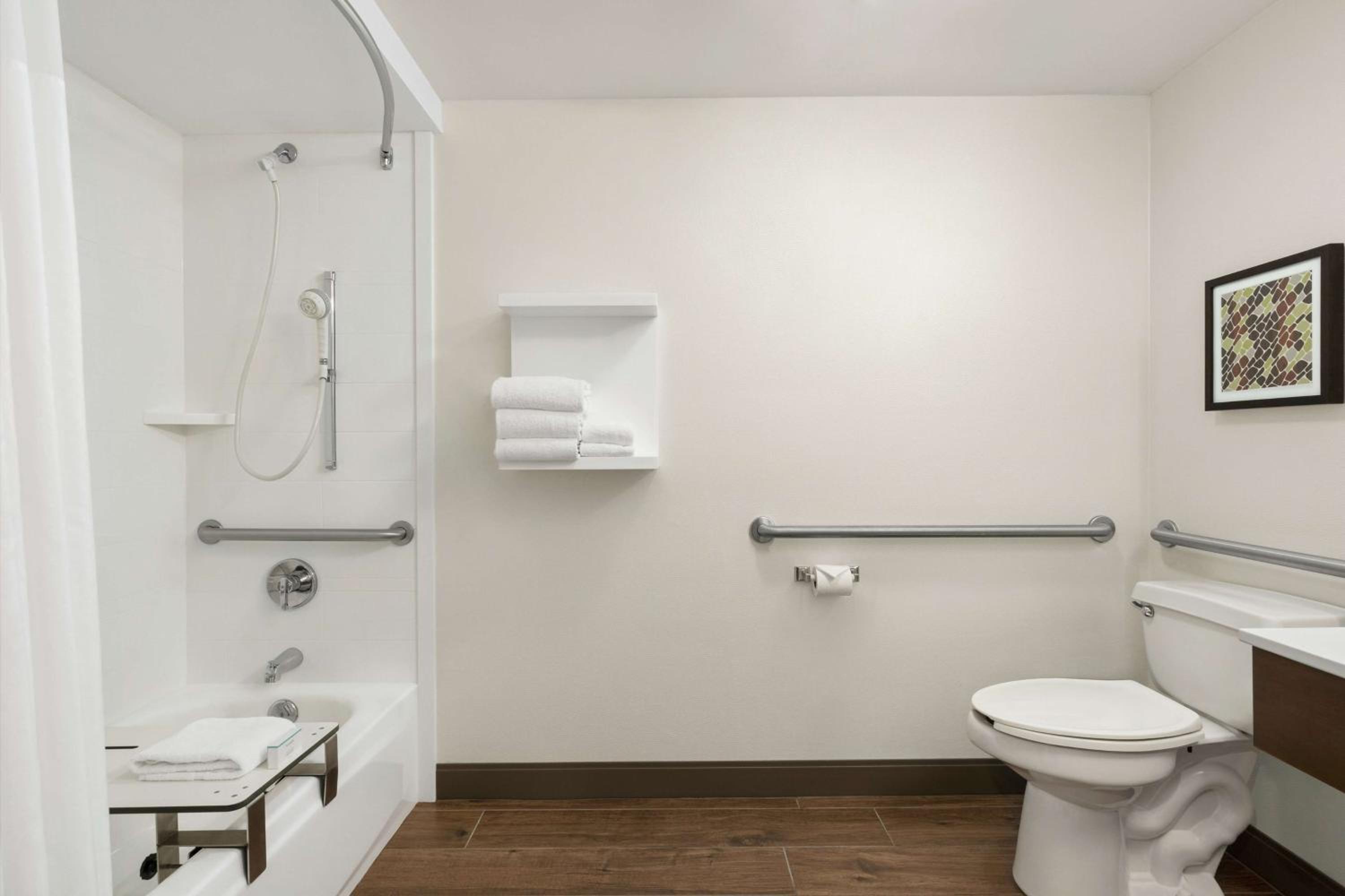 King Room with Accessible Tub - Mobility and Hearing Access/Non-Smoking - Photo 3