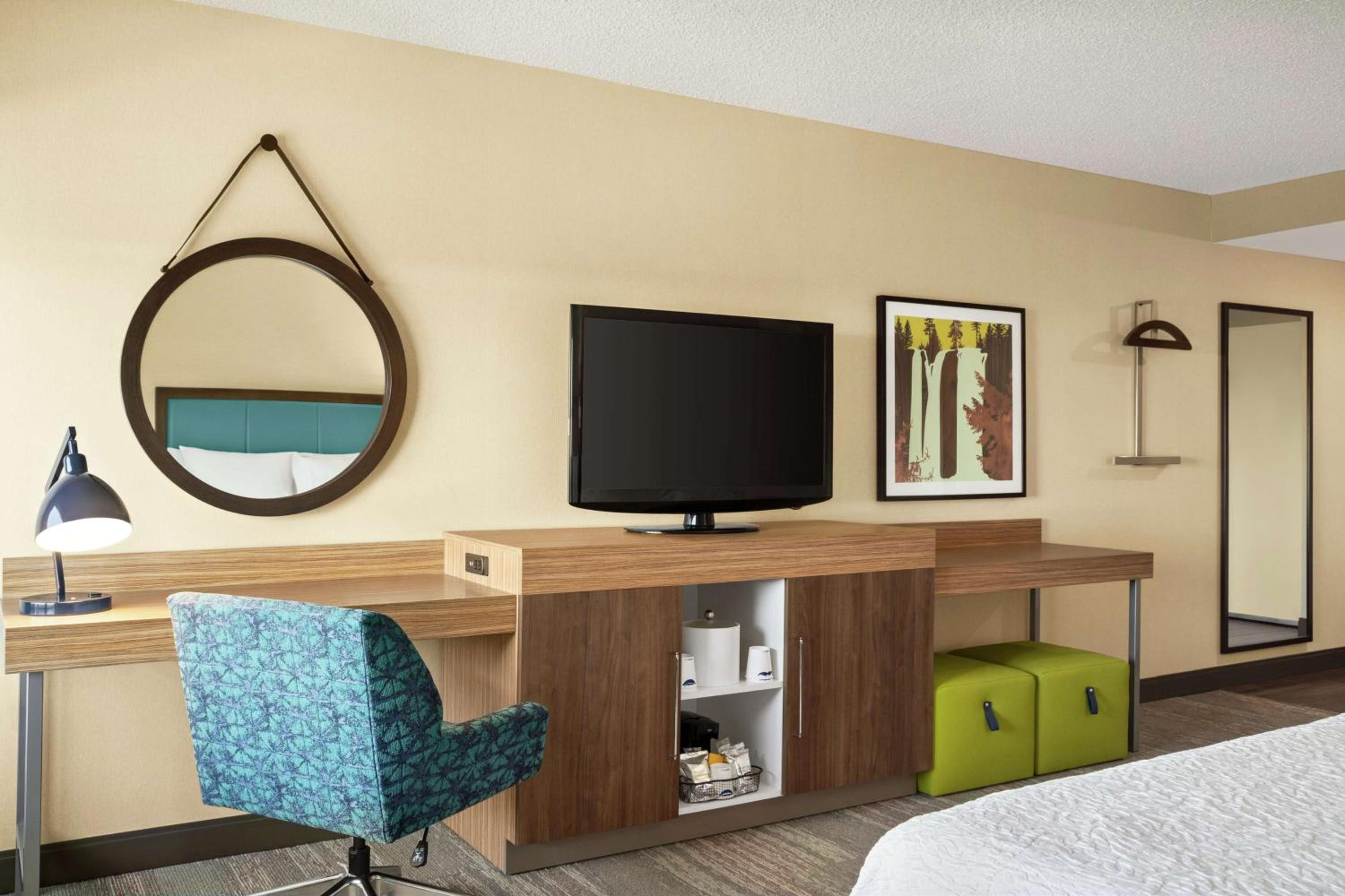 King Room with Sofa Bed and Study - Non-Smoking - Photo 3