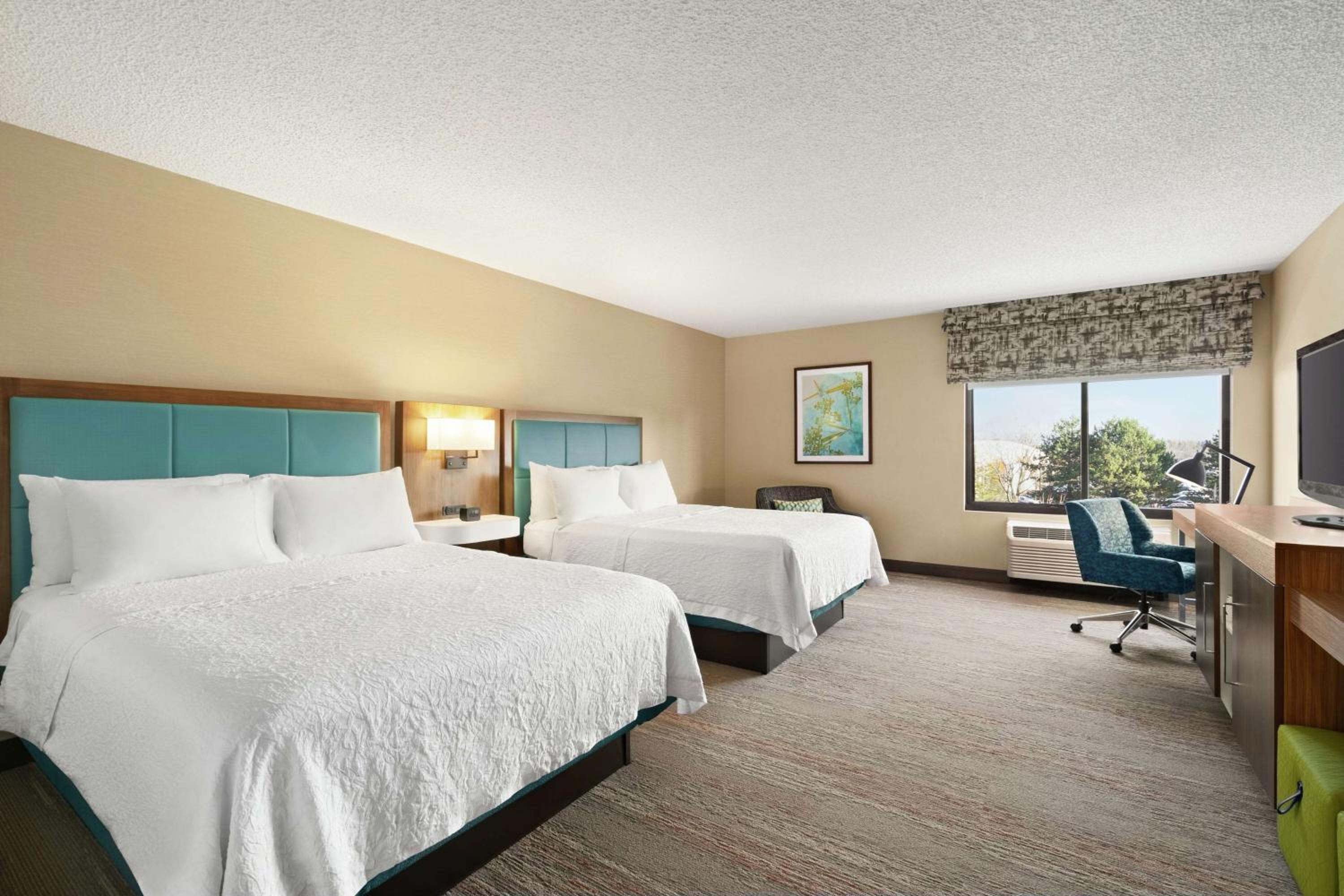 Room with Two Queen Beds - Non-Smoking - Photo 4