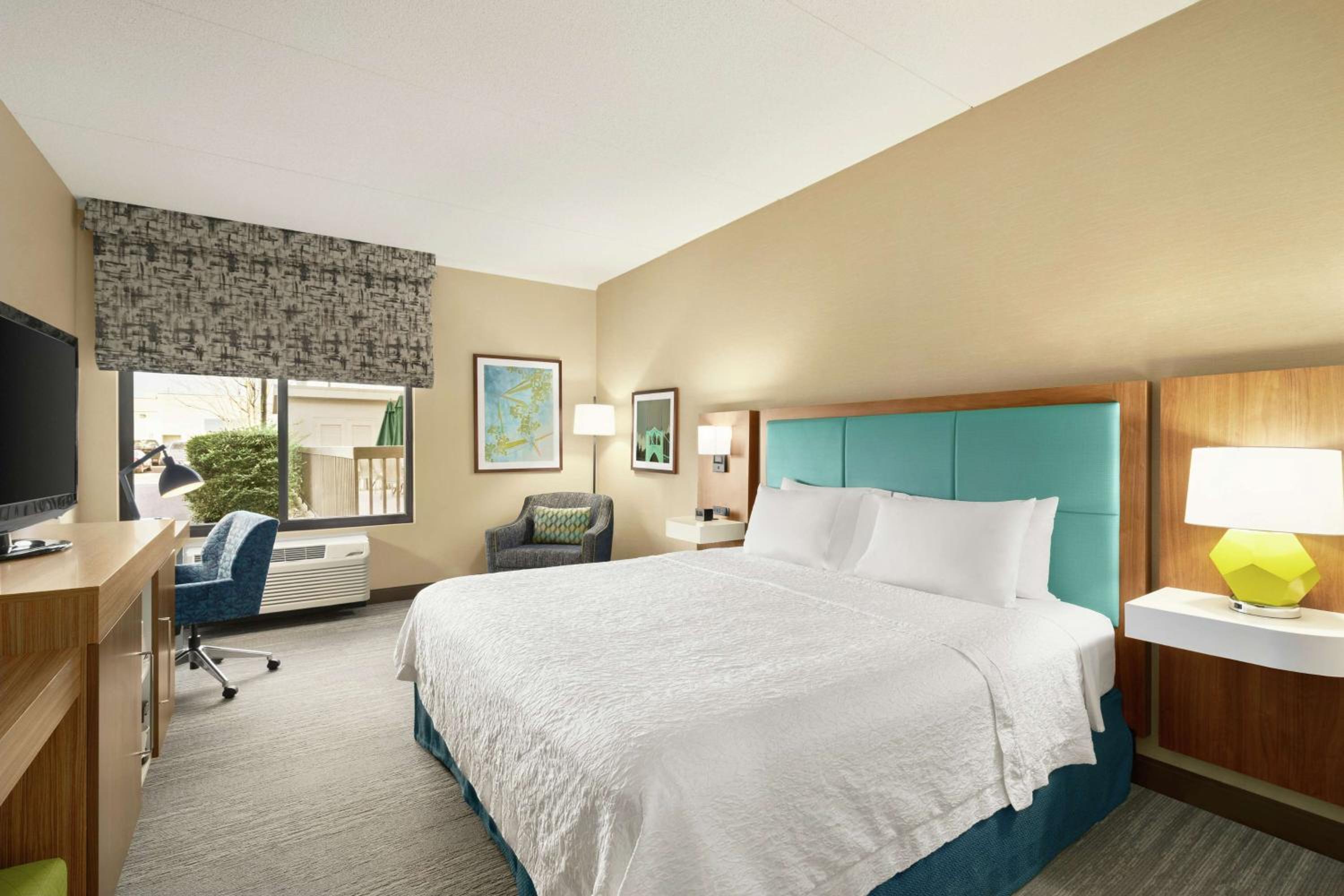 King Room with Accessible Tub - Mobility and Hearing Access/Non-Smoking - Photo 4