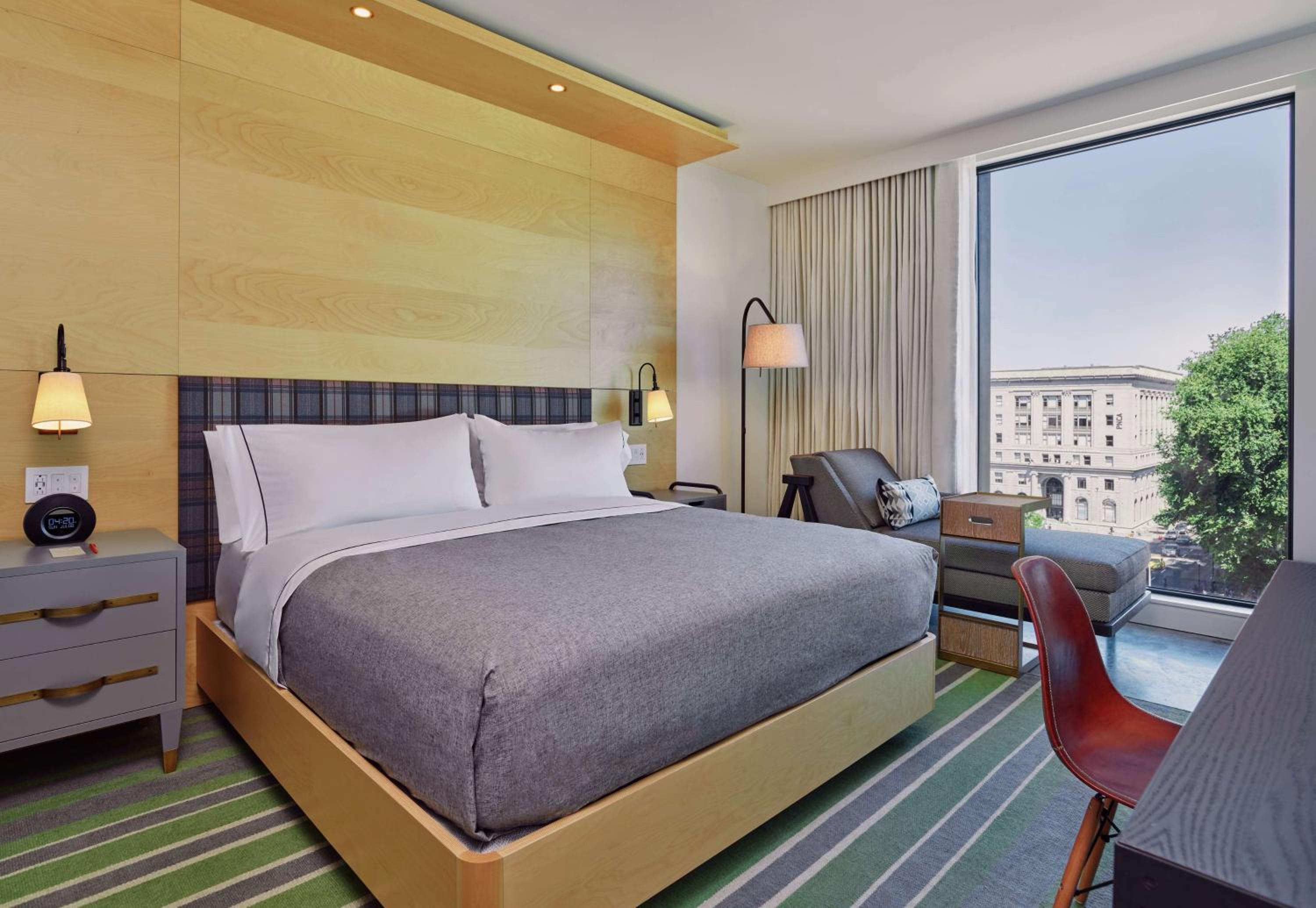 Deluxe King Room with City view - Hearing Accessible thumbnail 6