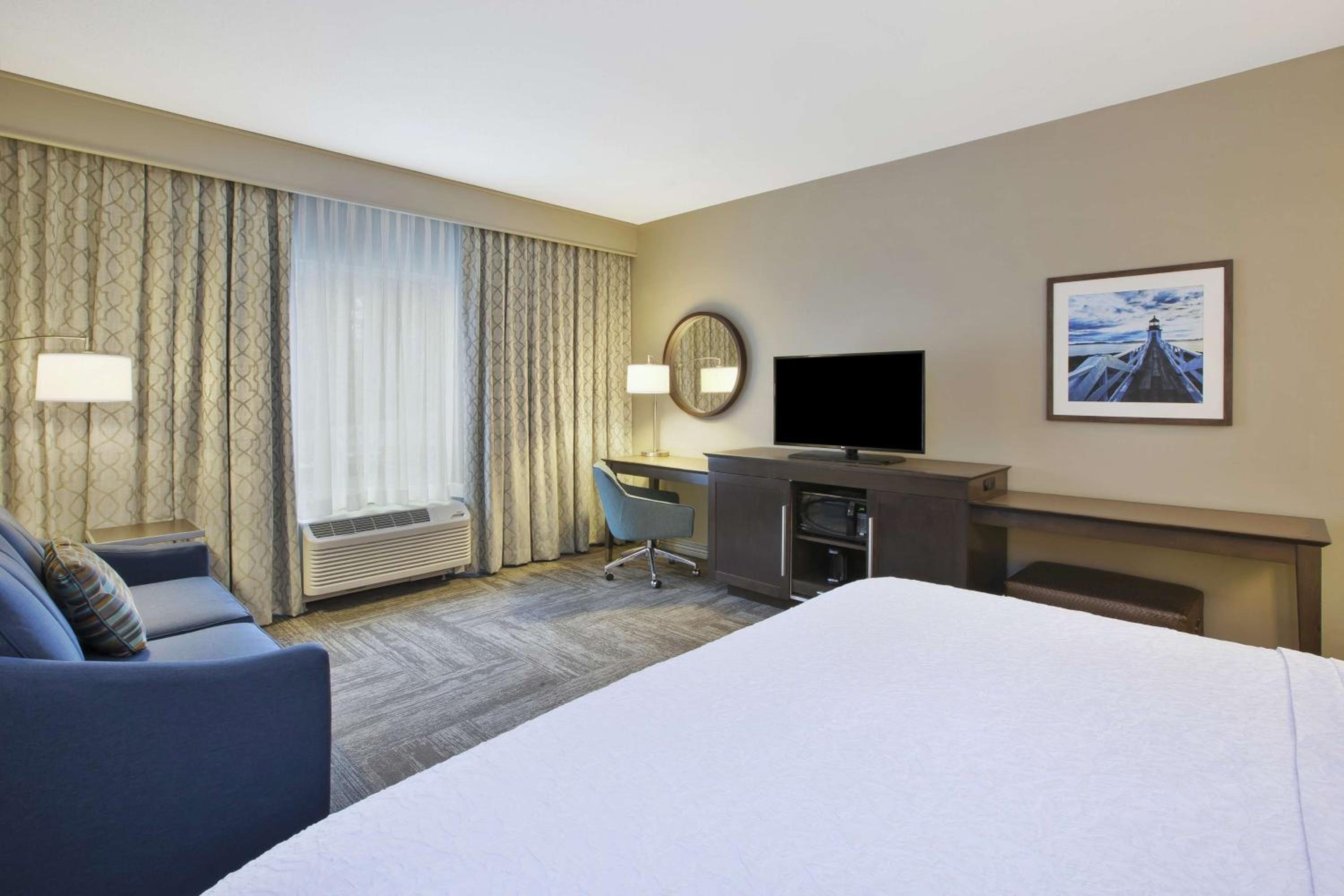 King Room with Sofa Bed - Hearing Accessible/Non-Smoking photo 1