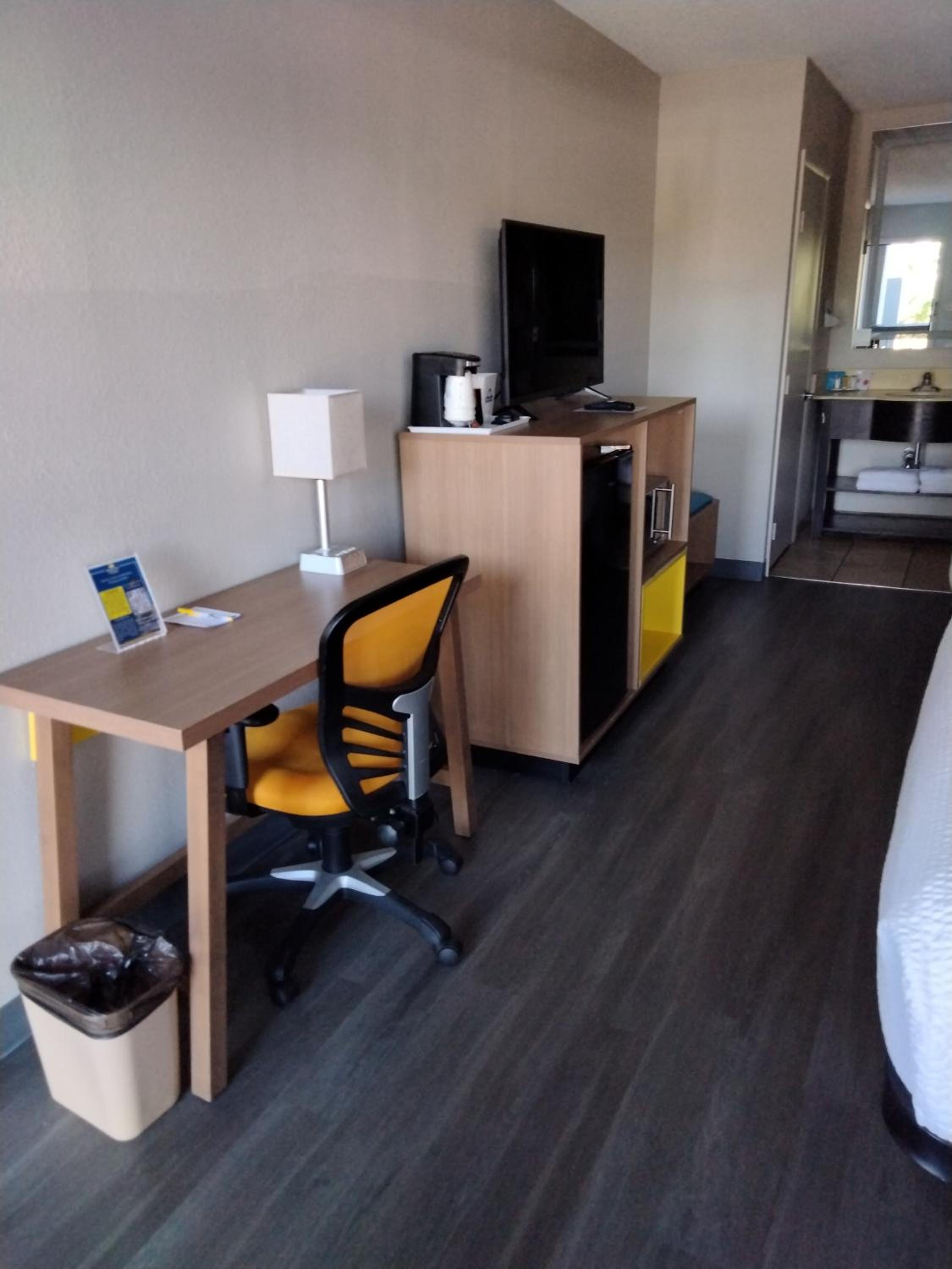 Double Room with Bath Tub - Mobility/Hearing Accessible - Non-Smoking - Photo 3