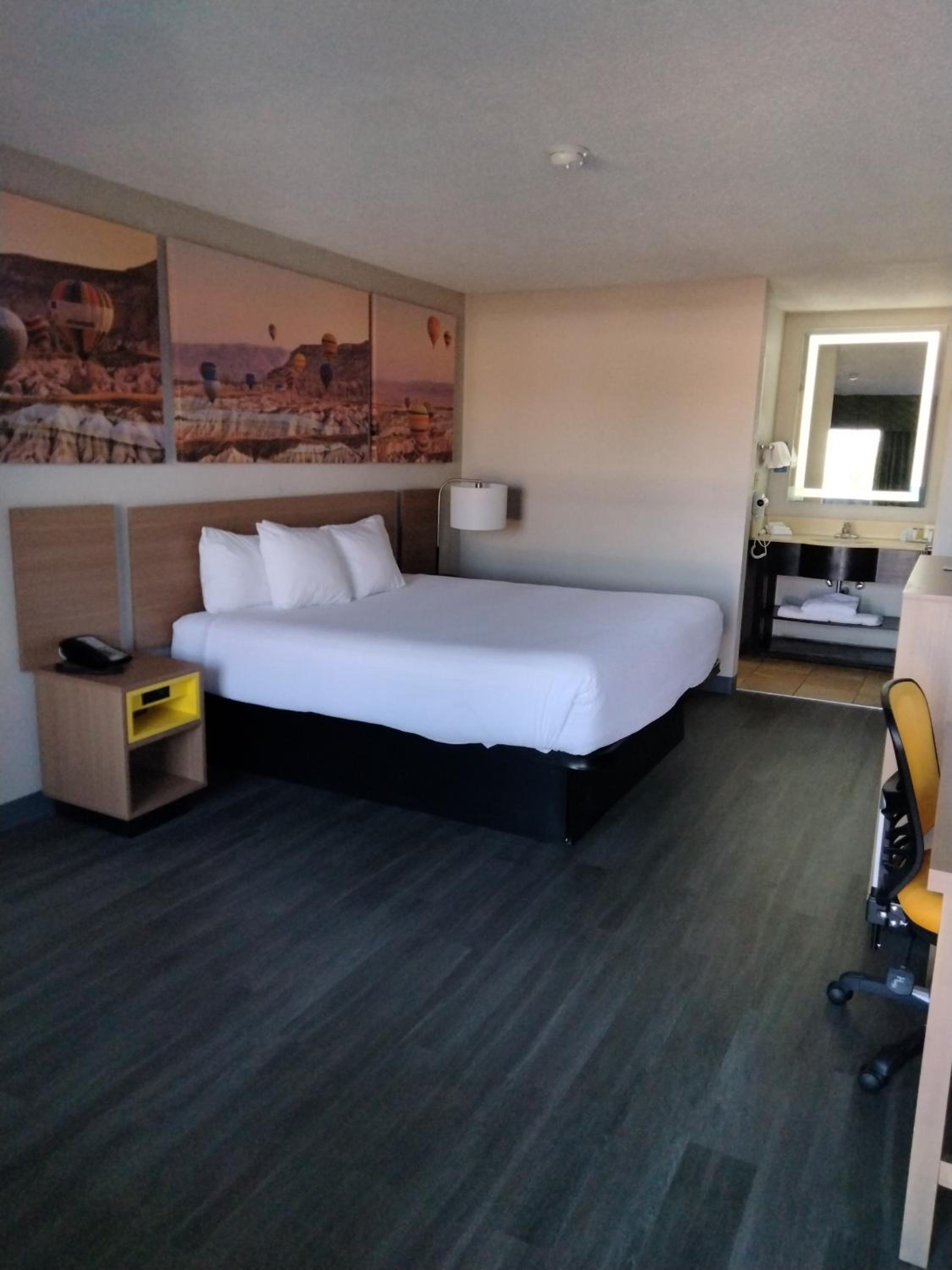 King Room - Non-Smoking - Photo 1