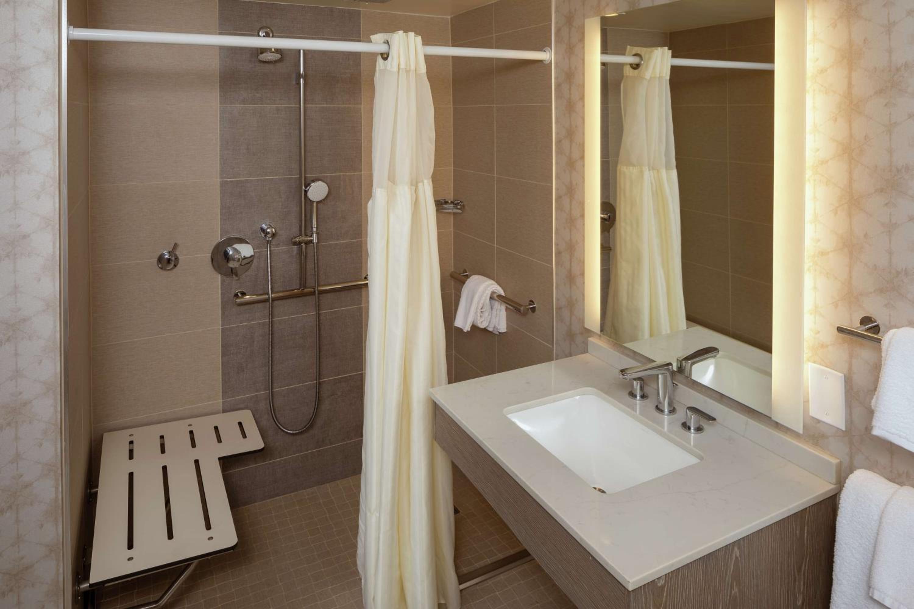 Queen Room with Two Queen Beds and Roll-In Shower - Mobility Access - Photo 7