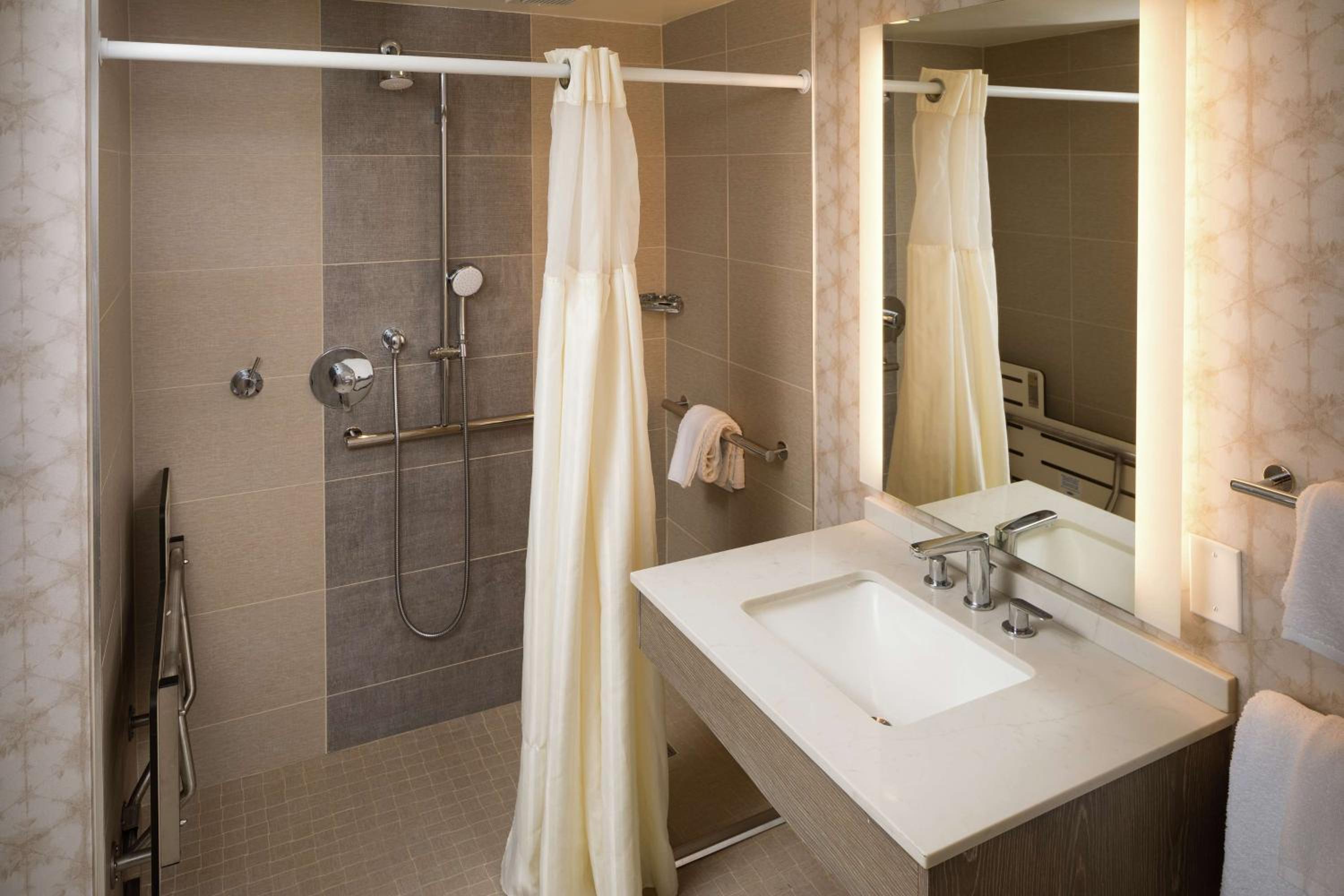 Queen Room with Two Queen Beds and Roll-In Shower - Mobility Access - Photo 5