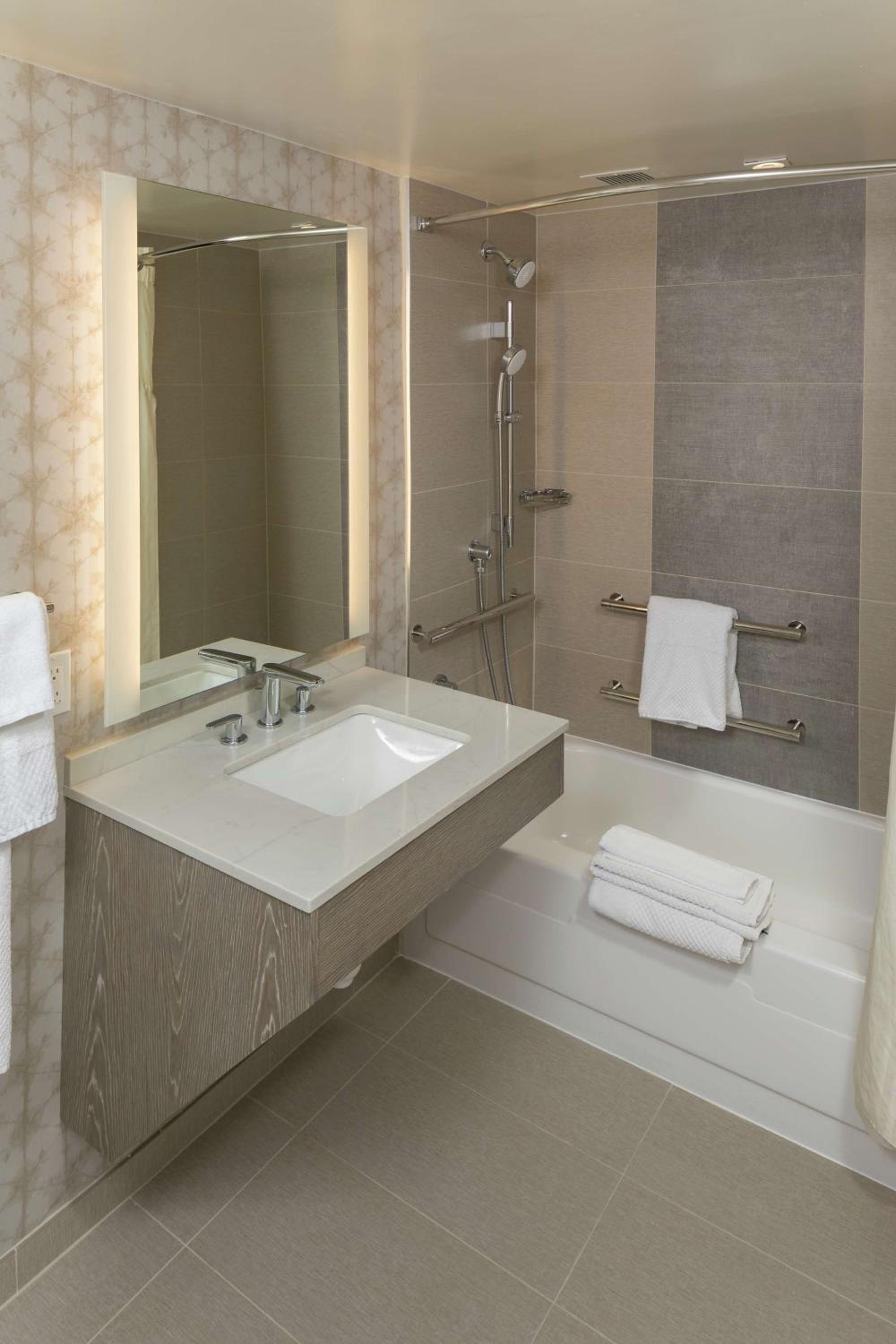 King Room - Hearing Access - Photo 5
