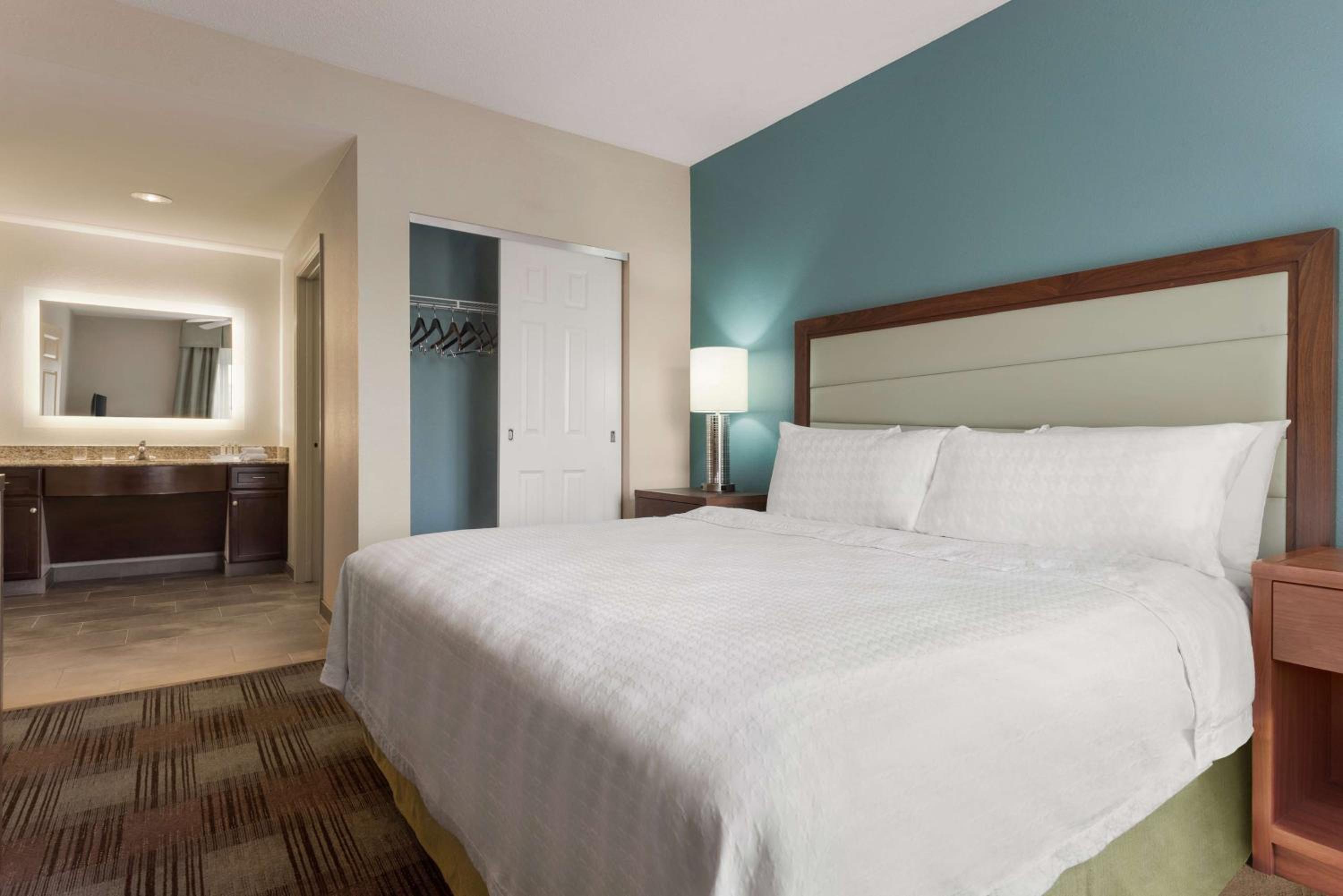 Two-Bedroom Suite with 1 King Bed and 2 Queen Beds- Non-Smoking - Photo 6