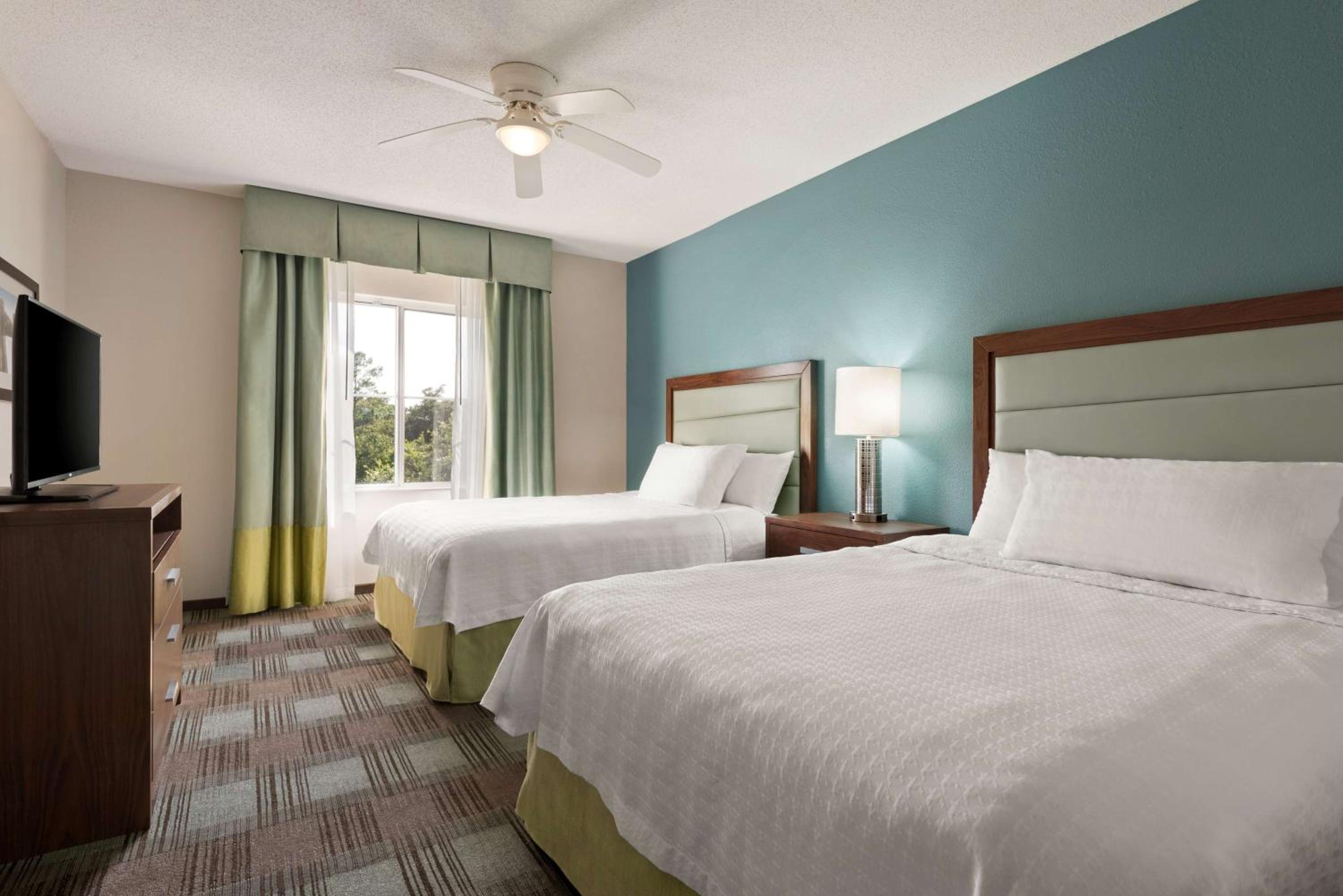 One-Bedroom Queen Suite with Two Queen Beds - Non-Smoking - Photo 4