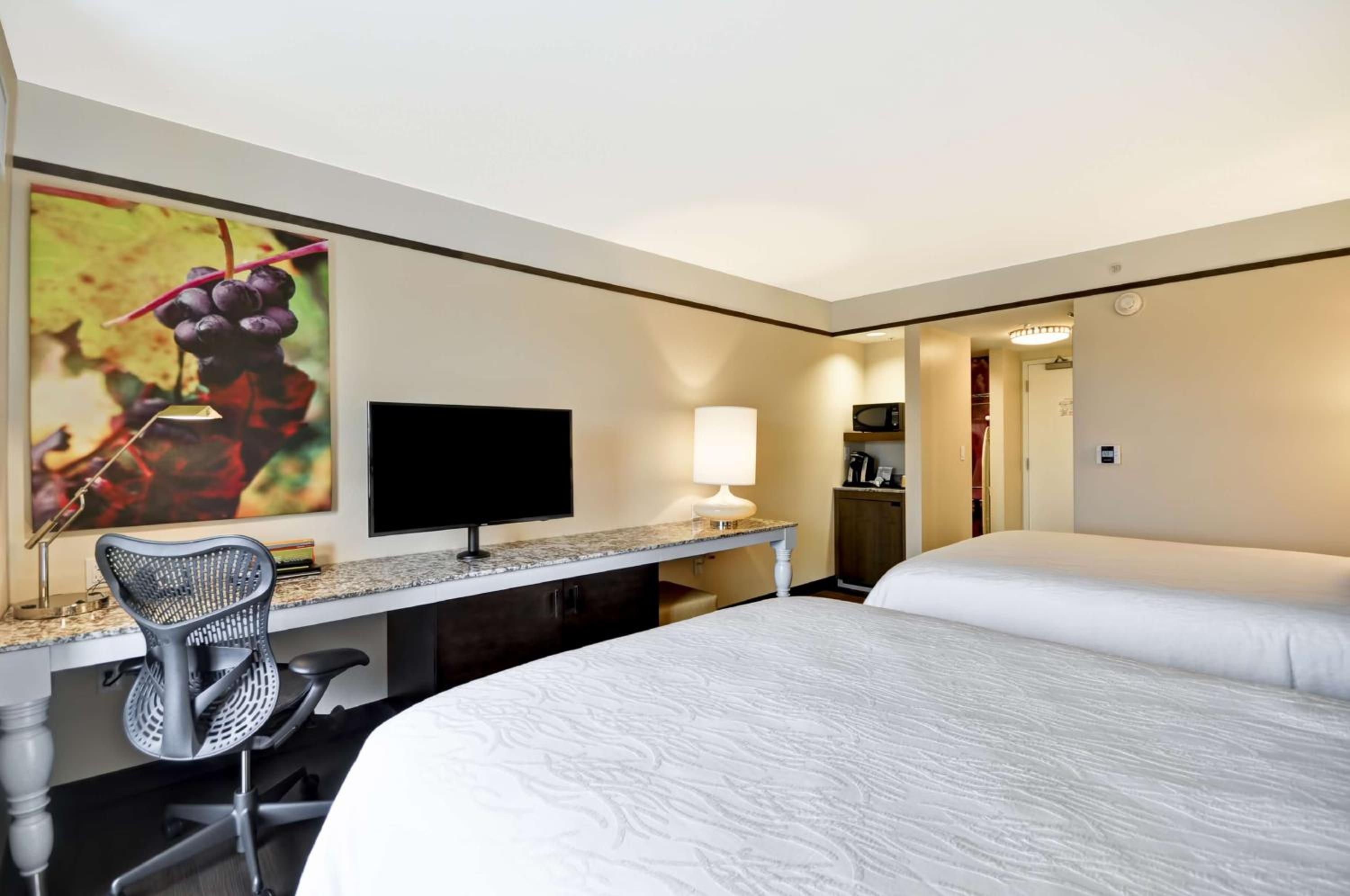 Queen Room with Two Queen Beds photo 2